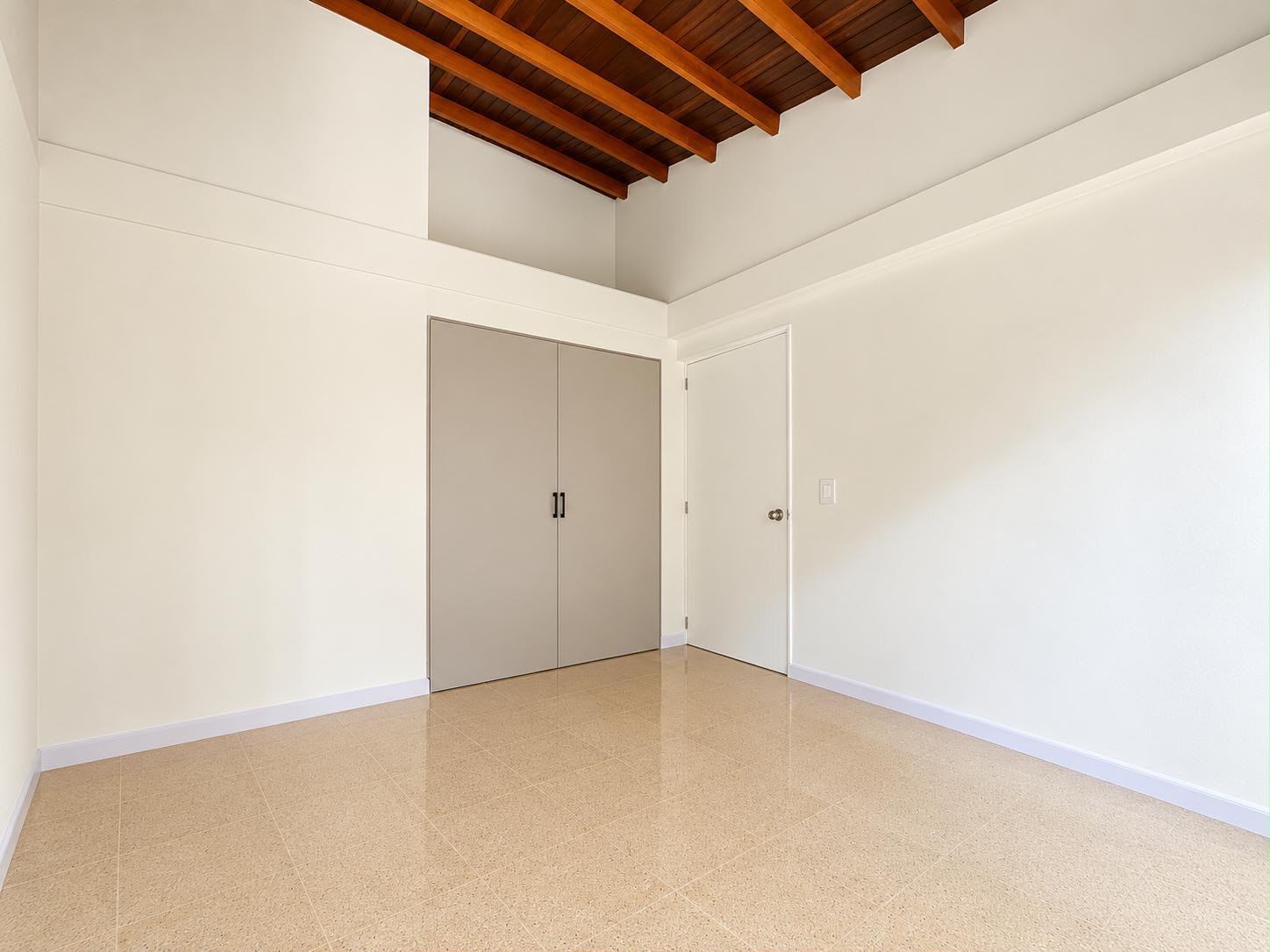 CASA EN ARRIENDO CERCA MALL ESTE