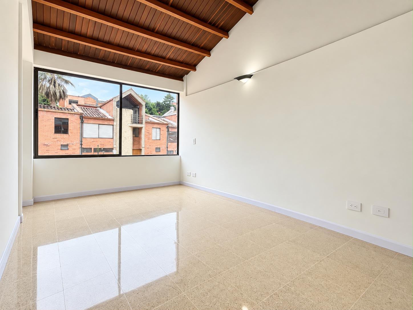 CASA EN ARRIENDO CERCA MALL ESTE