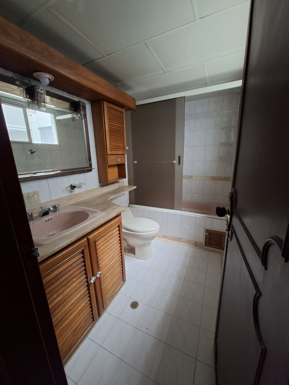 CASA EN CONQUISTADORES CERCA A LA AVENIDA BOLIVARIANA