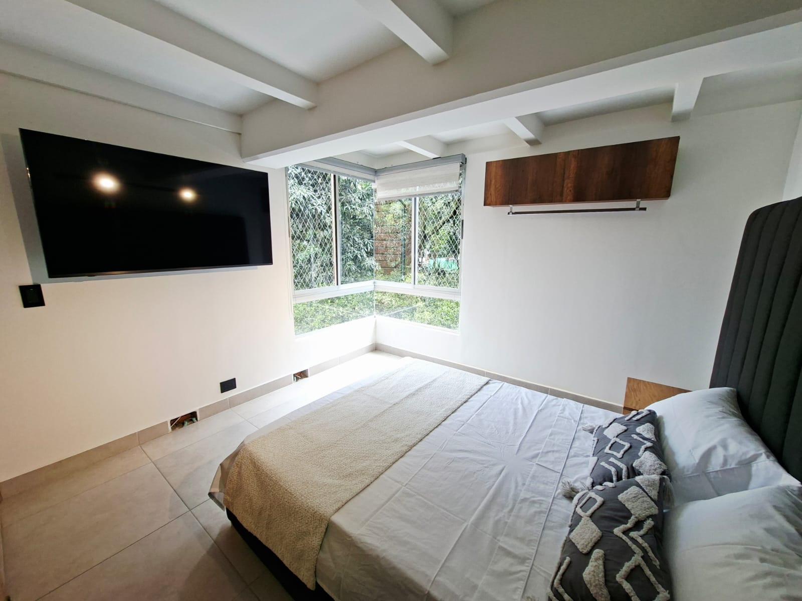 APARTAMENTO EN ARRIENDO AMOBLADO POBLADO CERCA  AL TESORO TV