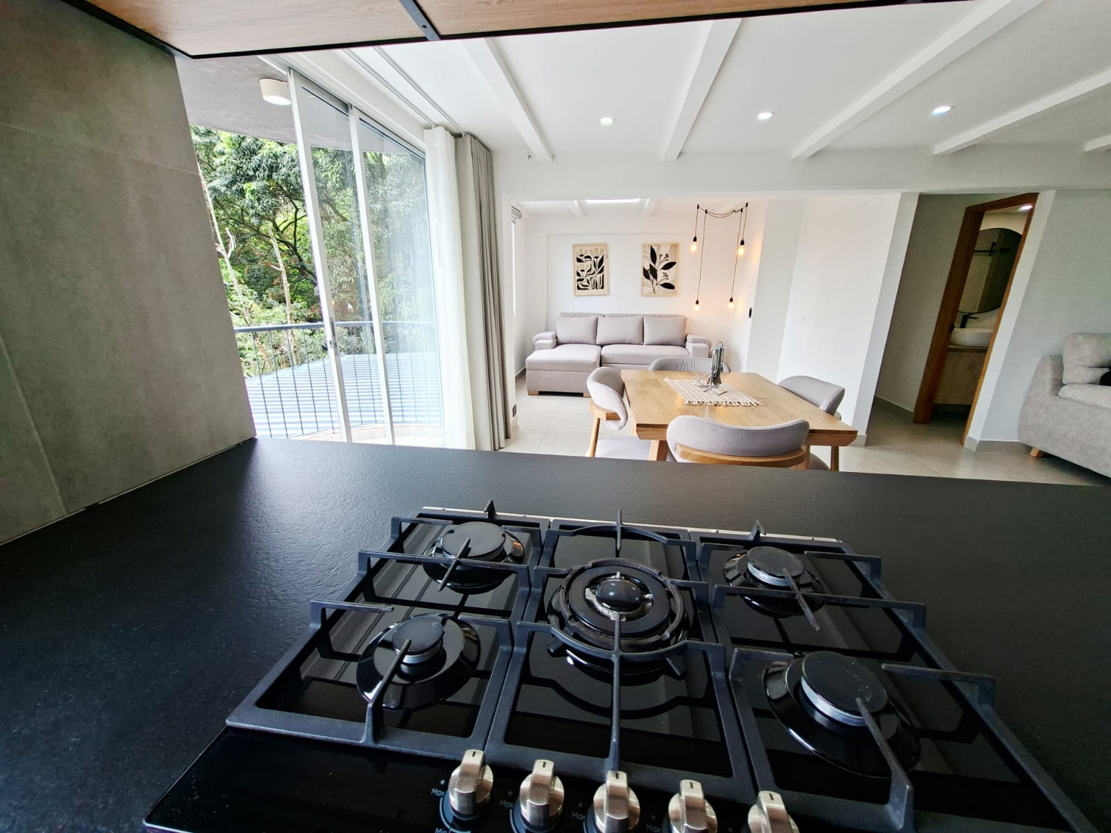 APARTAMENTO EN ARRIENDO AMOBLADO POBLADO CERCA  AL TESORO TV