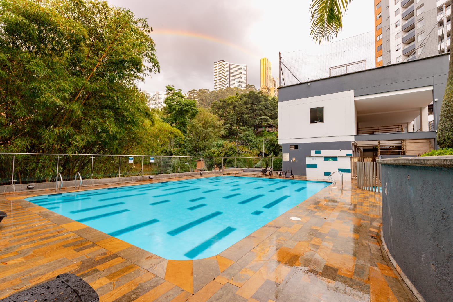 APARTAMENTO EN VENTA Y ARRIENDO AMOBLADO  POBLADO L.ENCIERRO