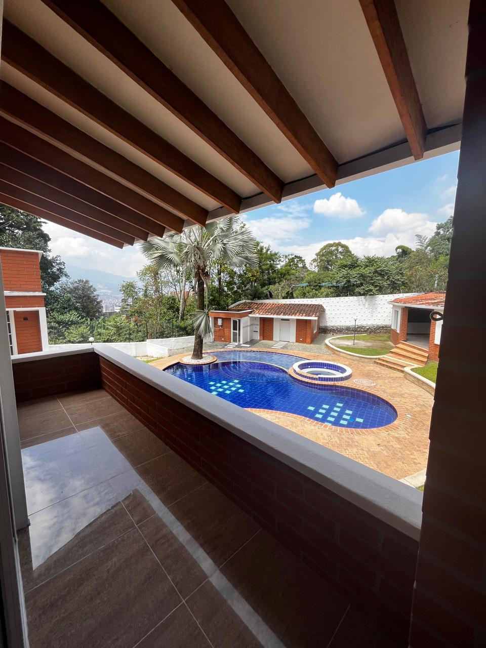 CASA EN VENTA EL POBLADO CERCA A LA CALERA