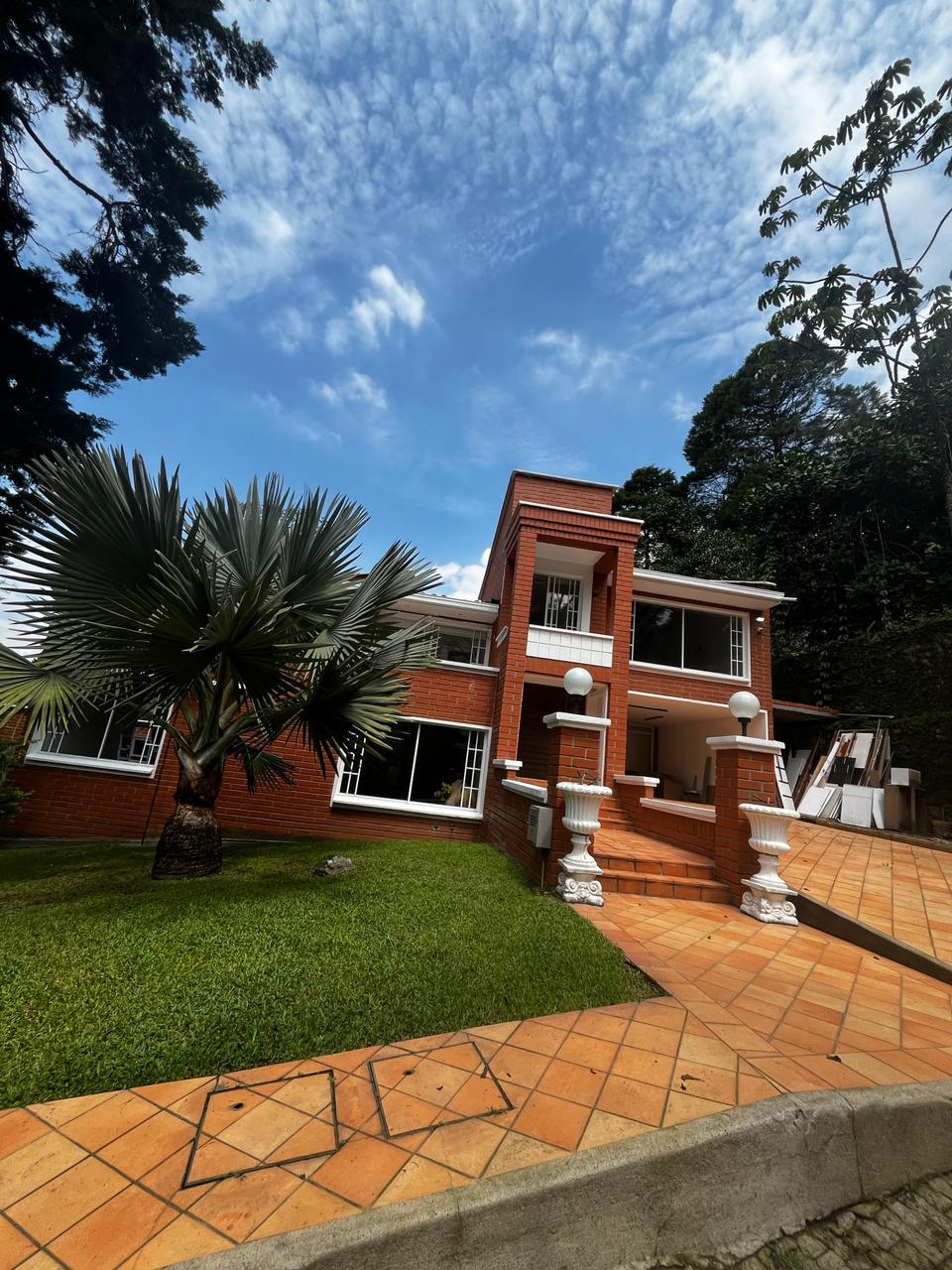 CASA EN VENTA EL POBLADO CERCA A LA CALERA