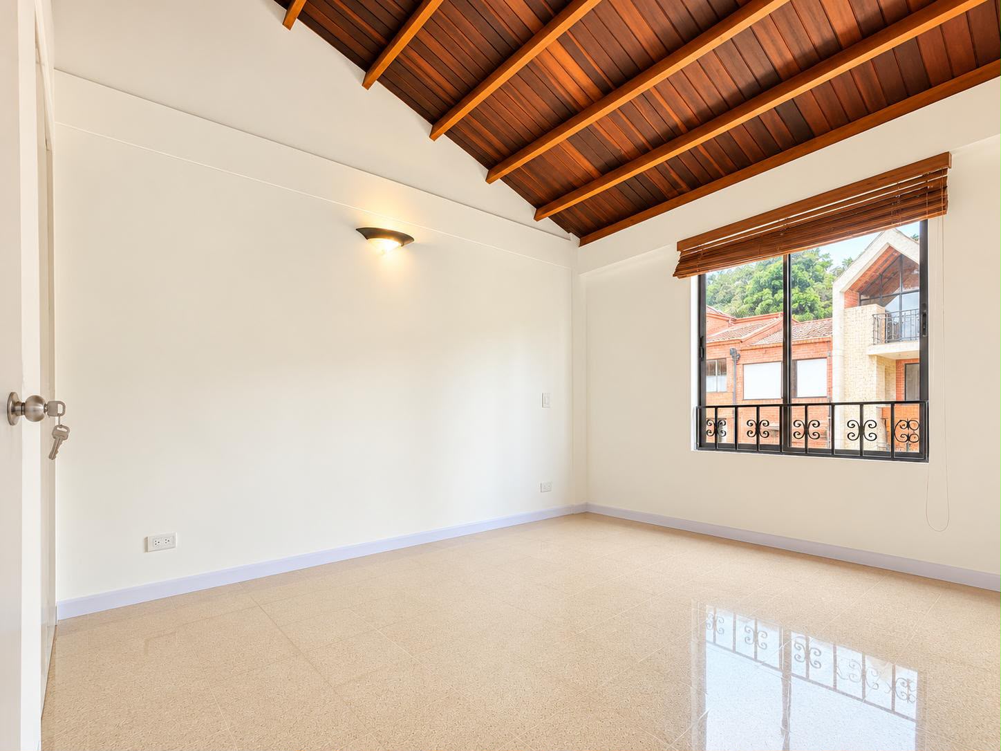 CASA EN ARRIENDO CERCA MALL ESTE