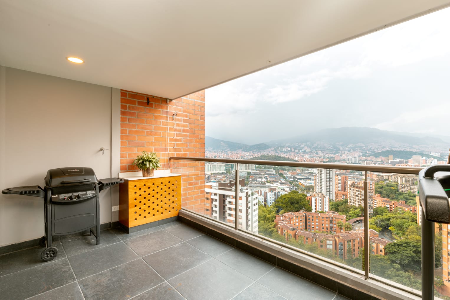 APARTAMENTO EN VENTA Y ARRIENDO AMOBLADO  POBLADO L.ENCIERRO