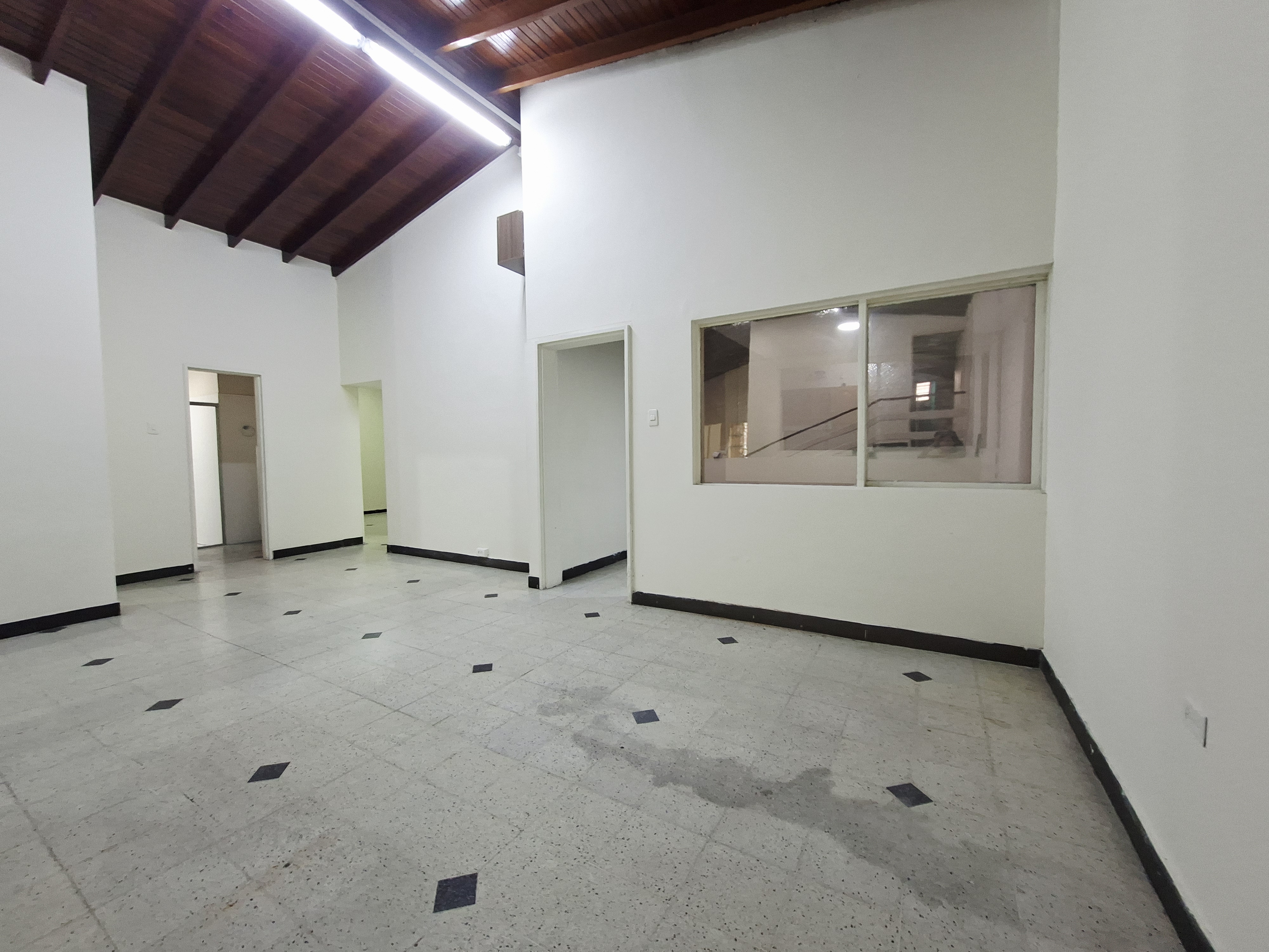 CASA EN ARRIENDO LAURELES, CERCA A LA AV BOLIVARIANA Y PARQUE DE BÉLEN