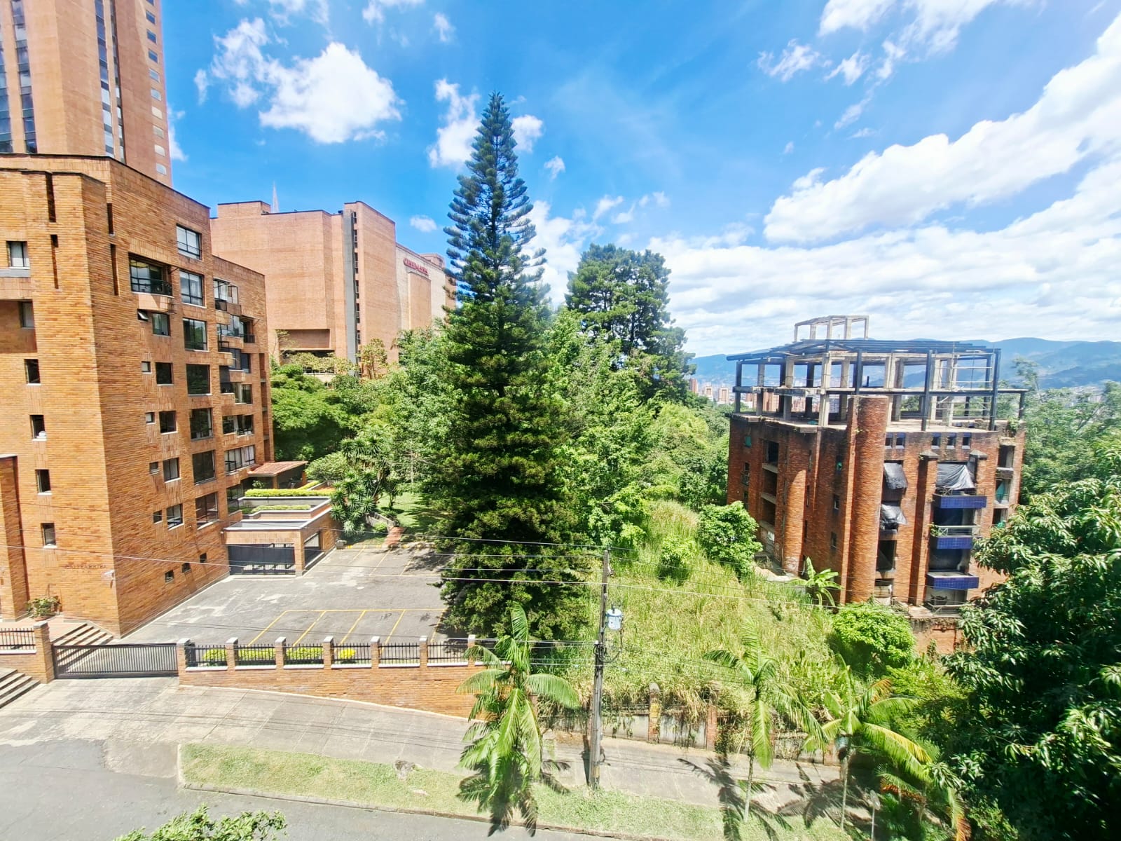 APARTAMENTO EN ARRIENDO POBLADO MUY CERCA AL MALL DEL ESTE