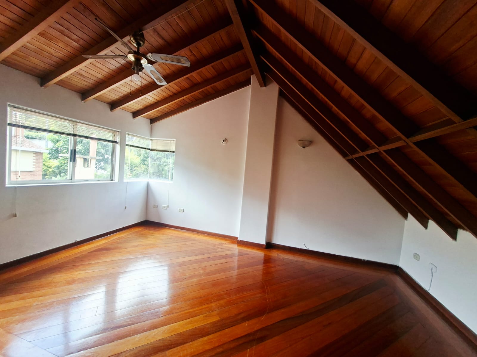 CASA EN VENTA LOMA DEL ESMERALDAL ENVIGADO TL