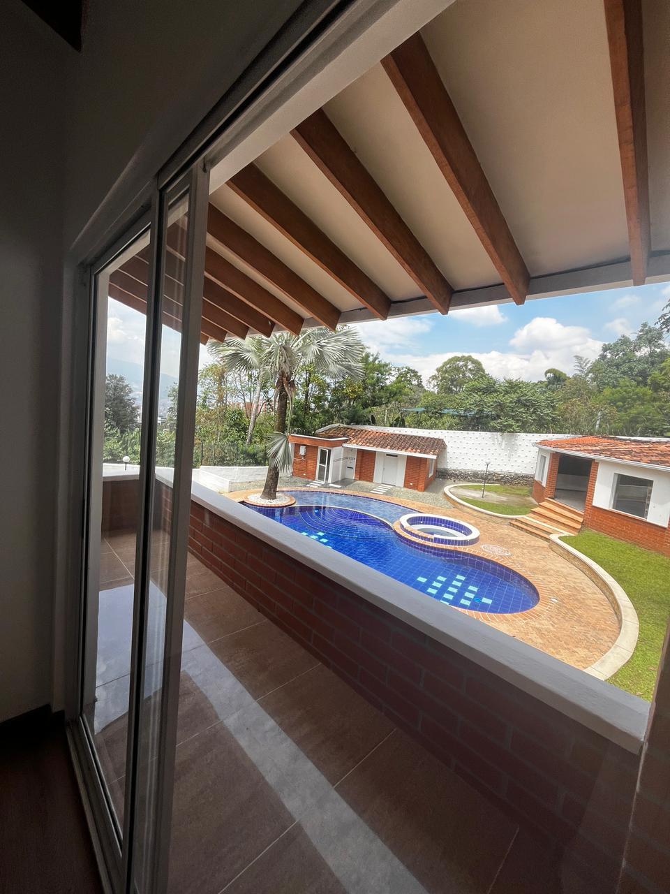CASA EN VENTA EL POBLADO CERCA A LA CALERA