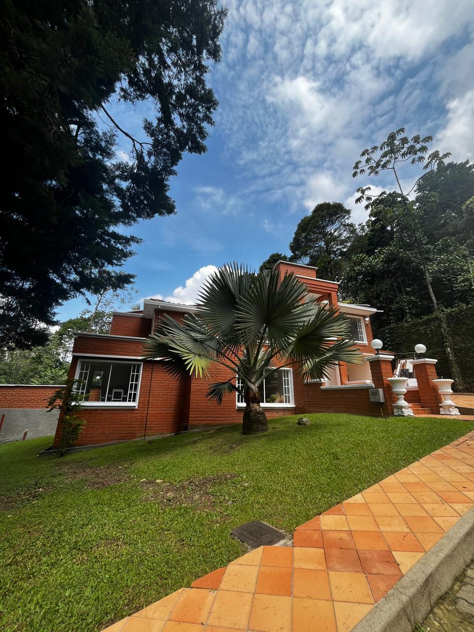 CASA EN VENTA EL POBLADO CERCA A LA CALERA