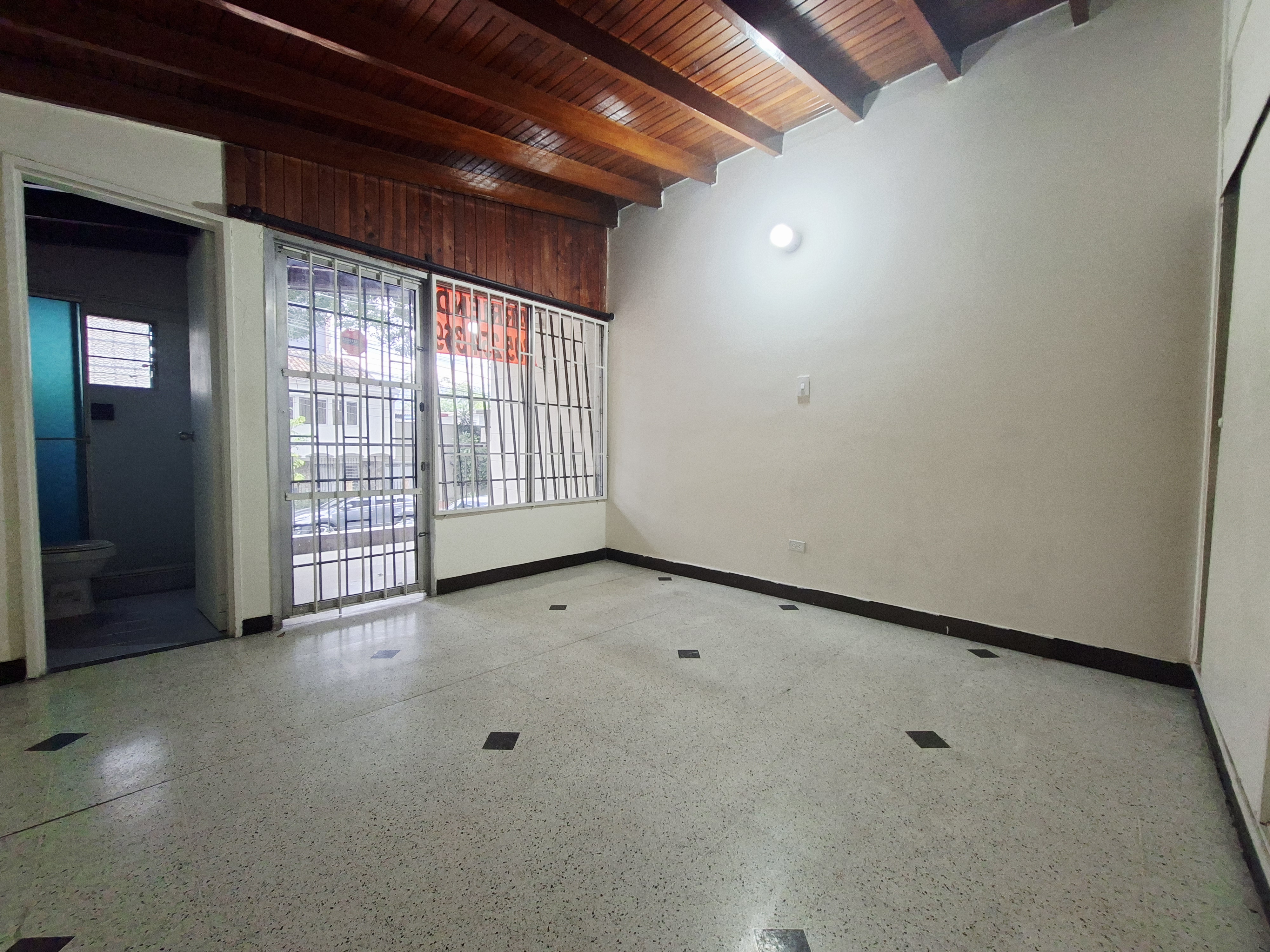 CASA EN ARRIENDO LAURELES, CERCA A LA AV BOLIVARIANA Y PARQUE DE BÉLEN