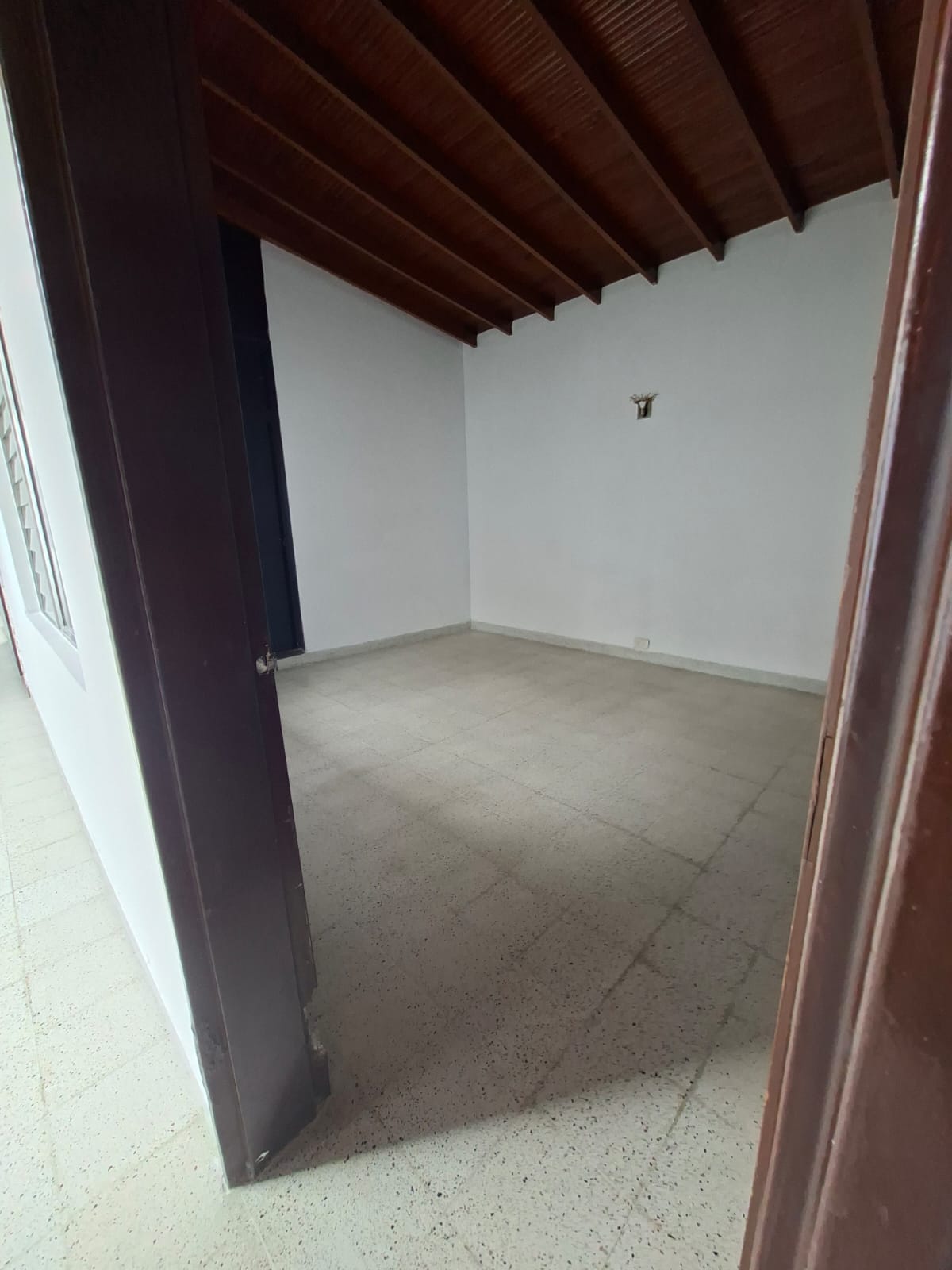 CASA EN CONQUISTADORES CERCA A LA AVENIDA BOLIVARIANA