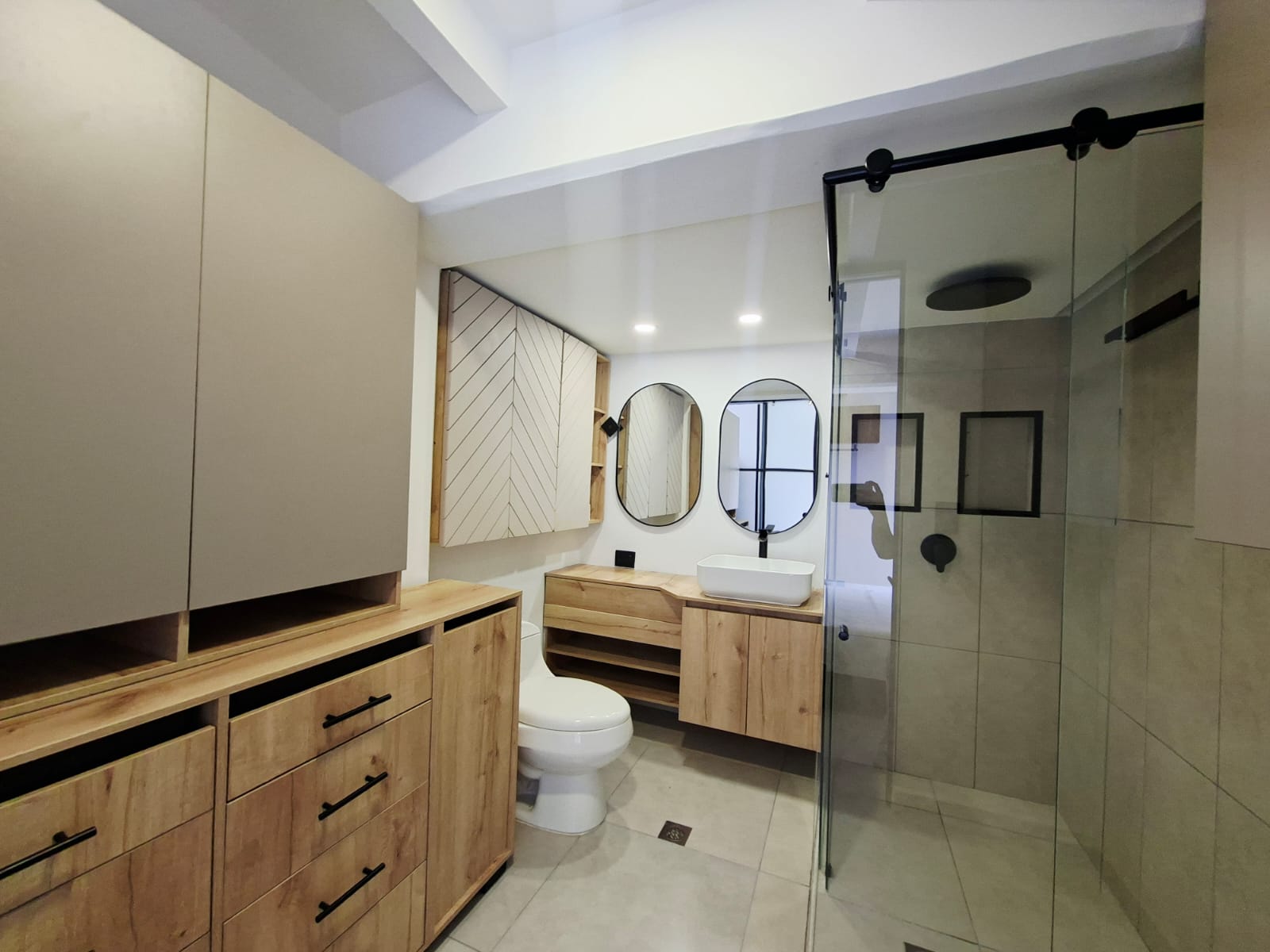 APARTAMENTO EN ARRIENDO AMOBLADO POBLADO CERCA  AL TESORO TV