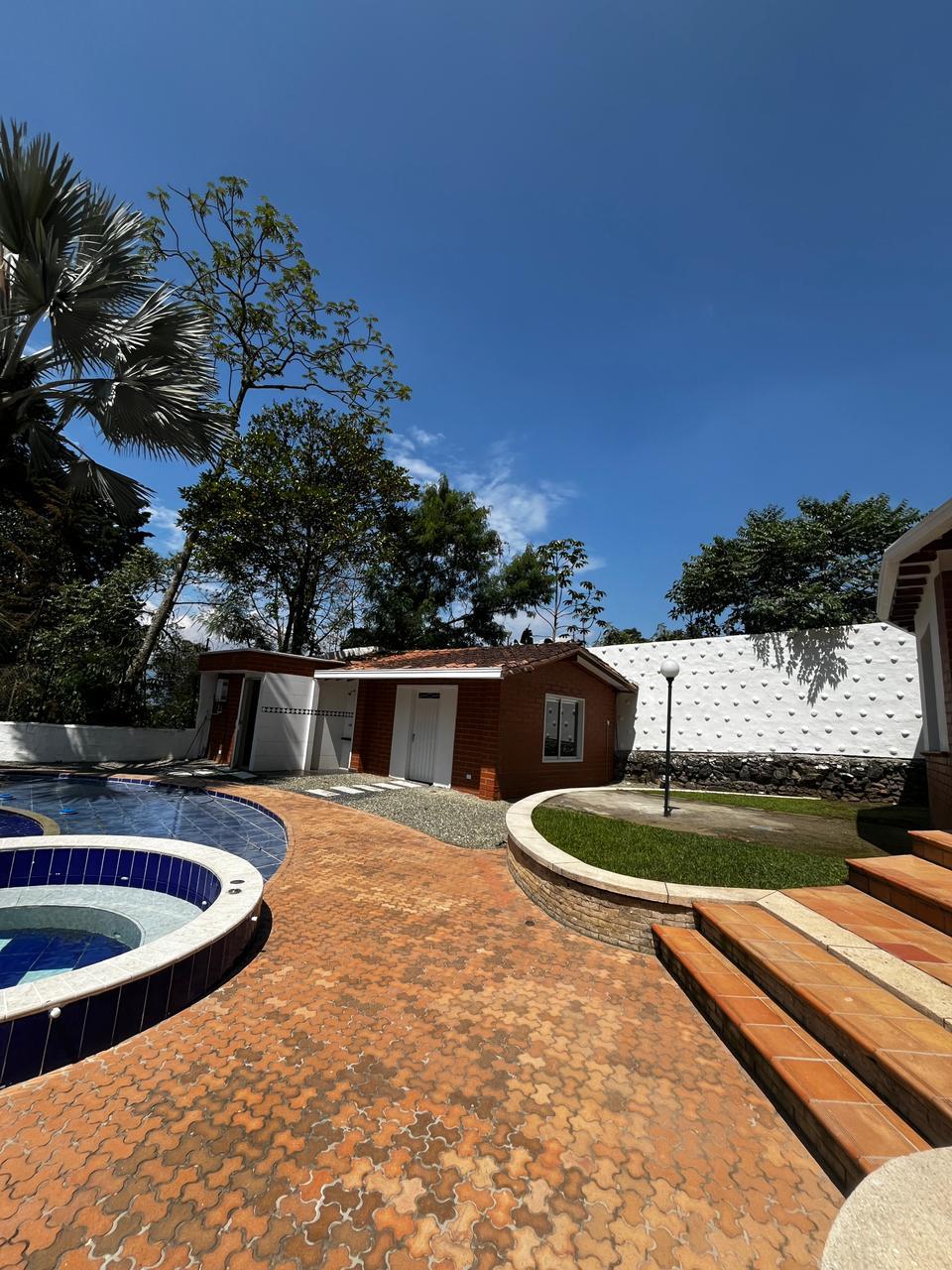 CASA EN VENTA EL POBLADO CERCA A LA CALERA
