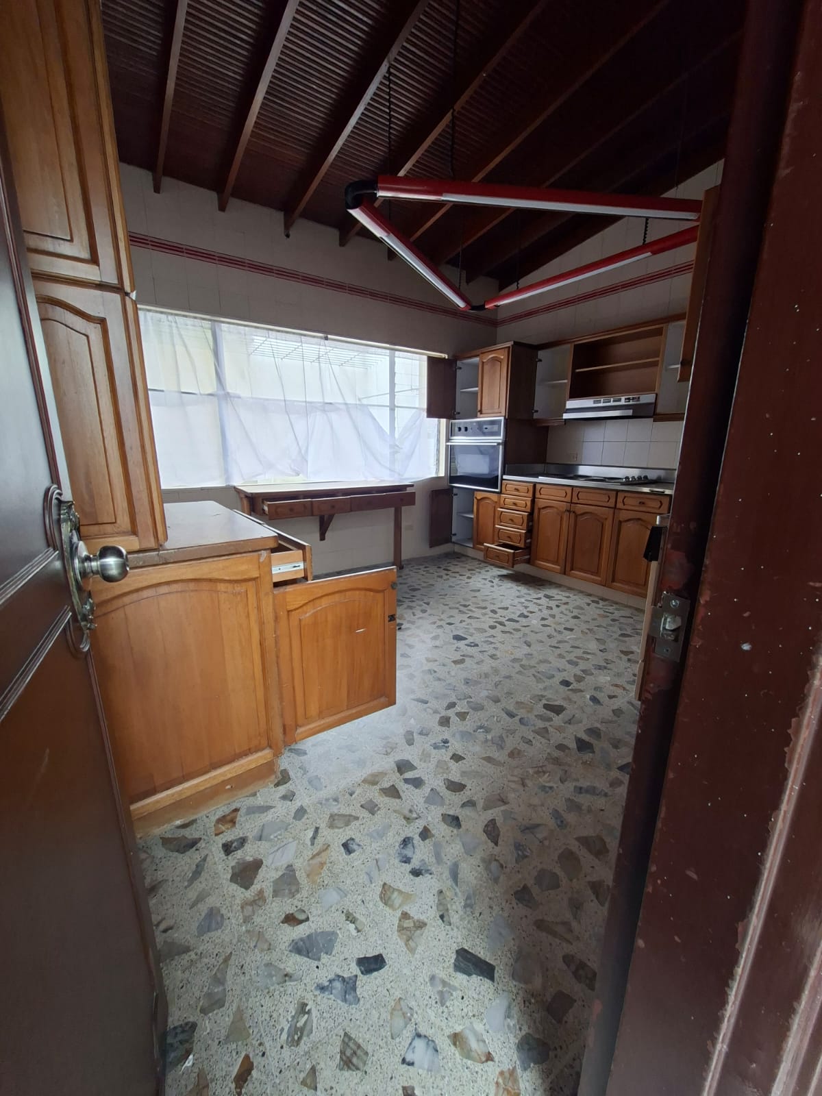 CASA EN CONQUISTADORES CERCA A LA AVENIDA BOLIVARIANA