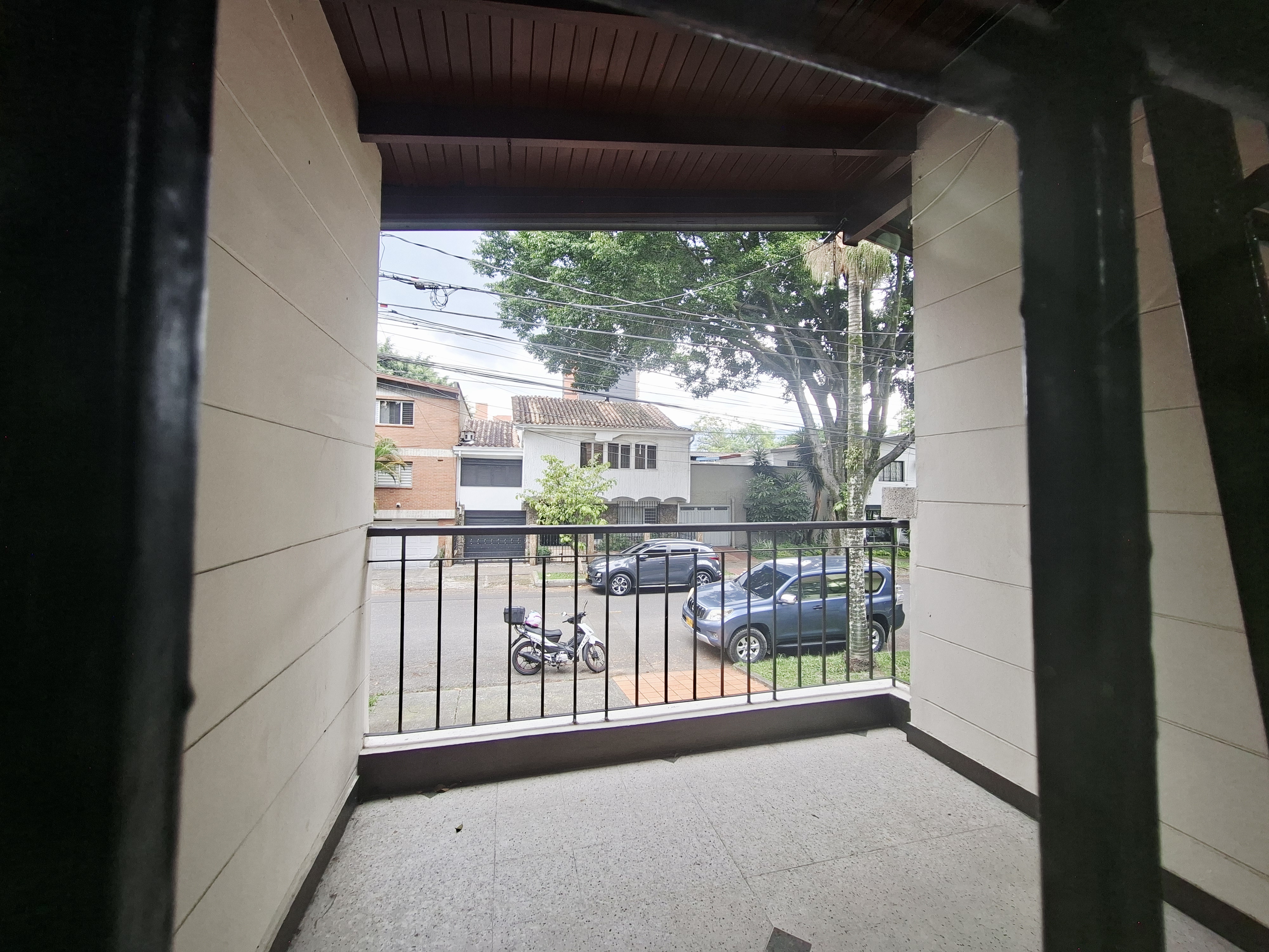 CASA EN ARRIENDO LAURELES, CERCA A LA AV BOLIVARIANA Y PARQUE DE BÉLEN