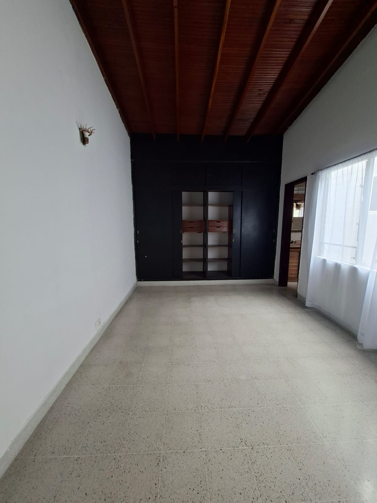 CASA EN CONQUISTADORES CERCA A LA AVENIDA BOLIVARIANA