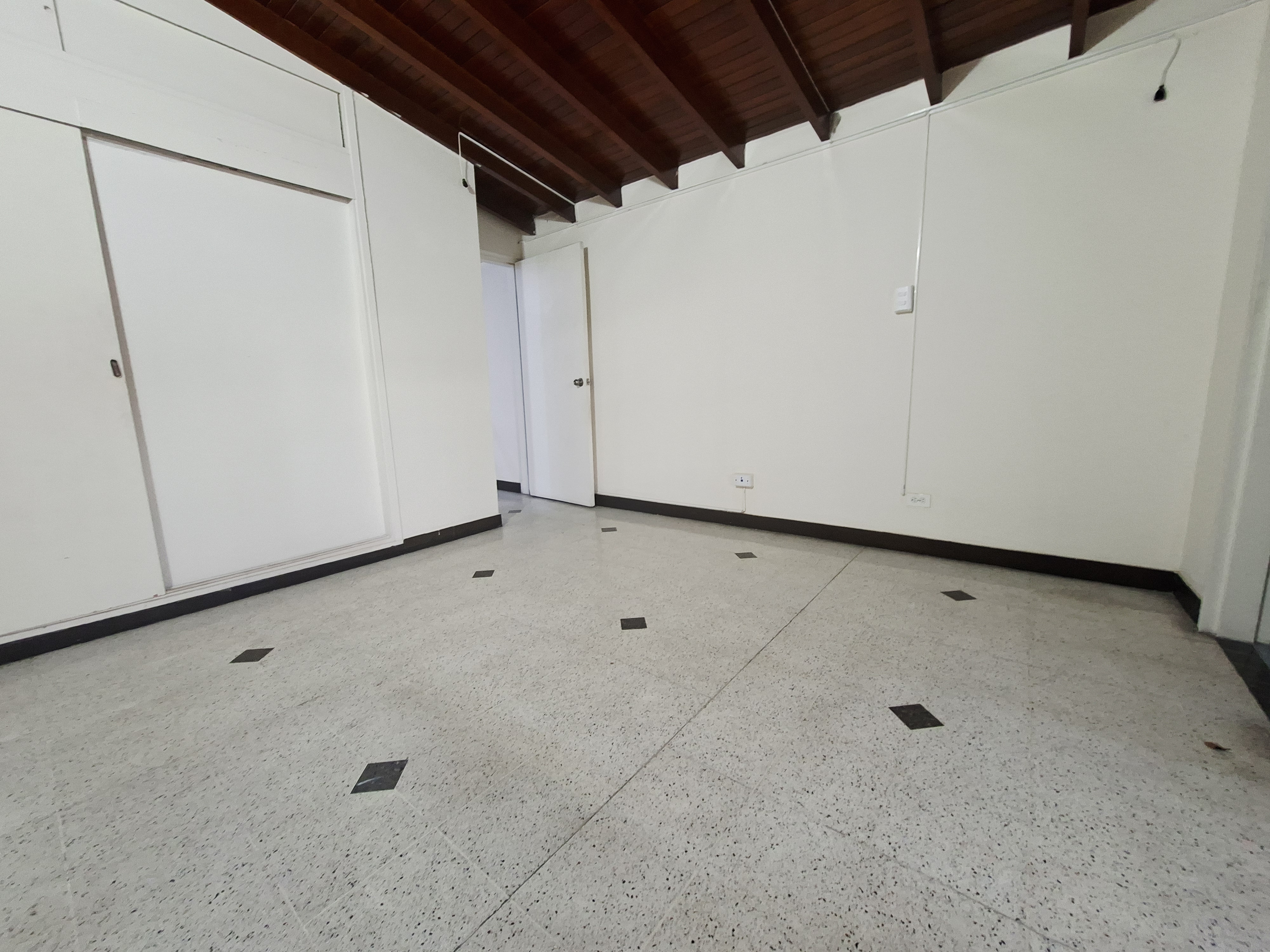 CASA EN ARRIENDO LAURELES, CERCA A LA AV BOLIVARIANA Y PARQUE DE BÉLEN
