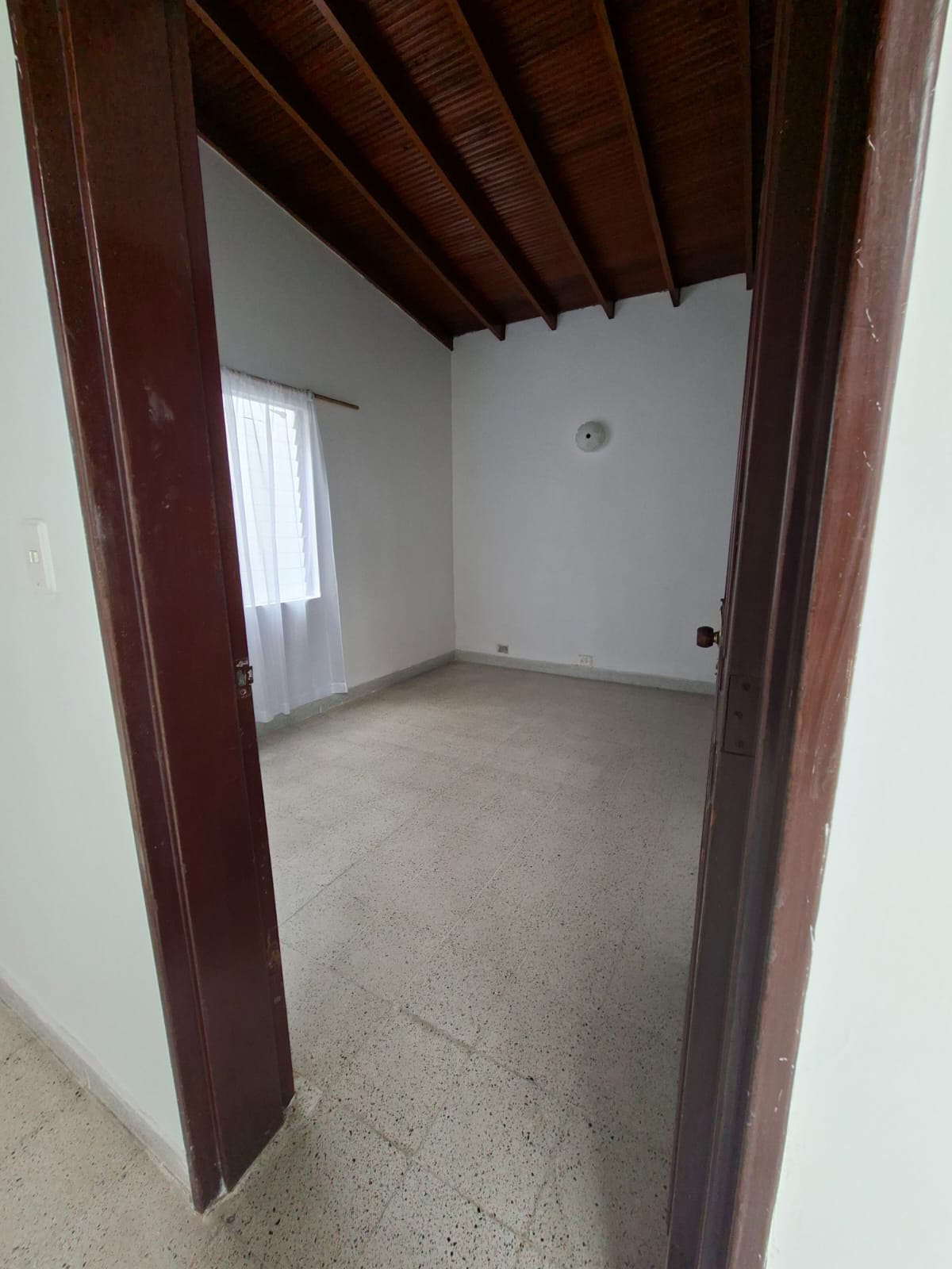 CASA EN CONQUISTADORES CERCA A LA AVENIDA BOLIVARIANA