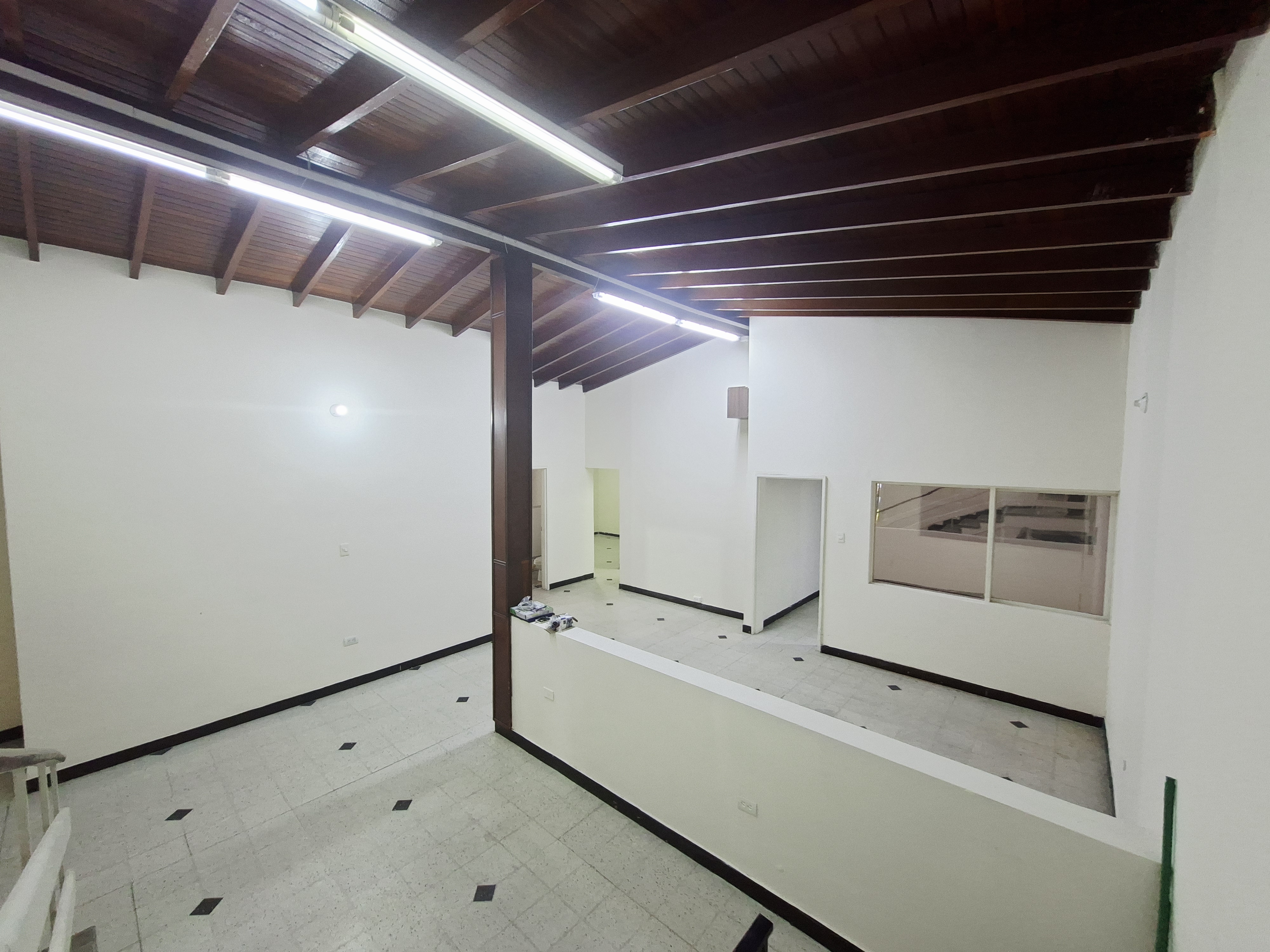 CASA EN ARRIENDO LAURELES, CERCA A LA AV BOLIVARIANA Y PARQUE DE BÉLEN