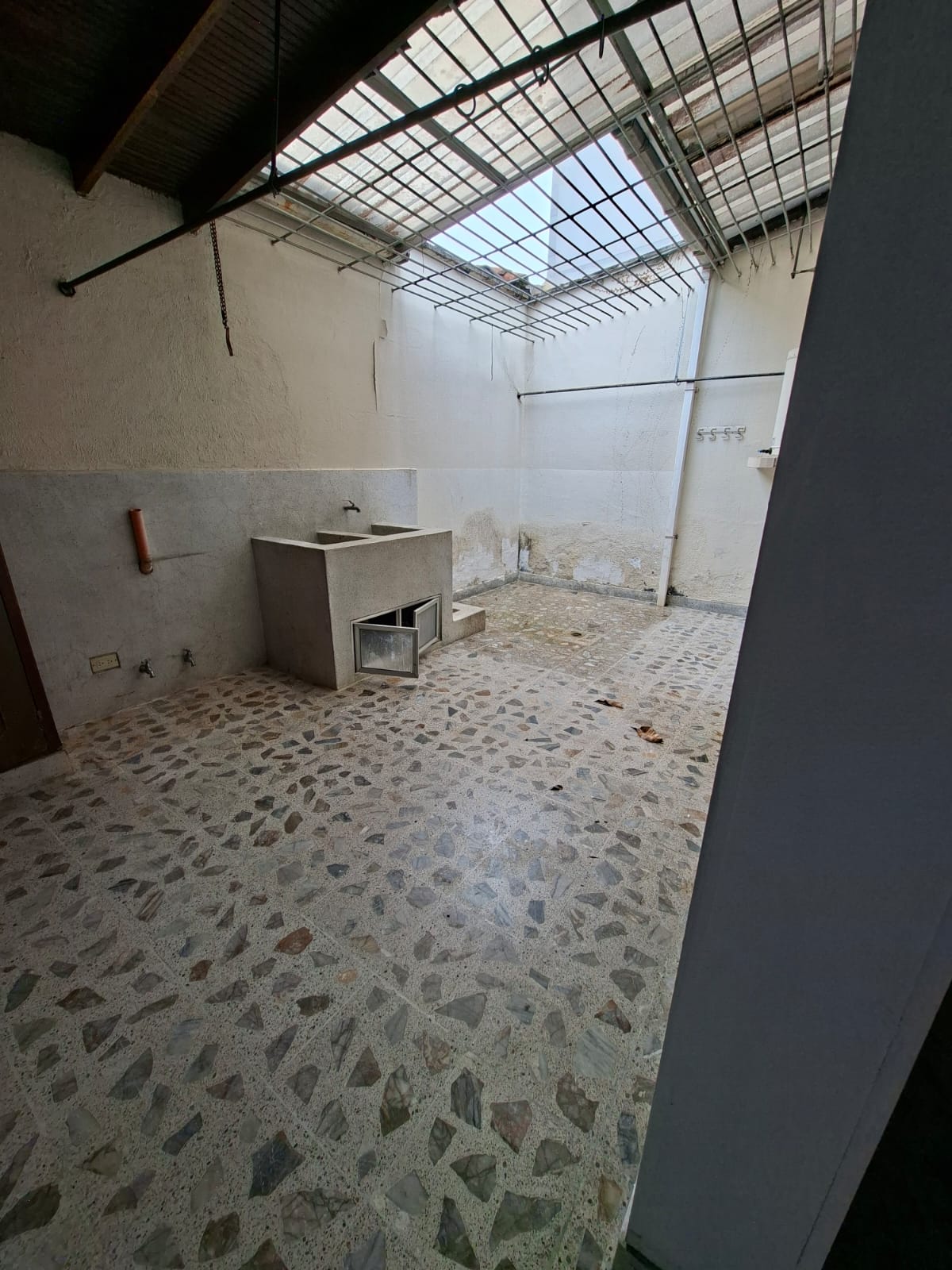 CASA EN CONQUISTADORES CERCA A LA AVENIDA BOLIVARIANA