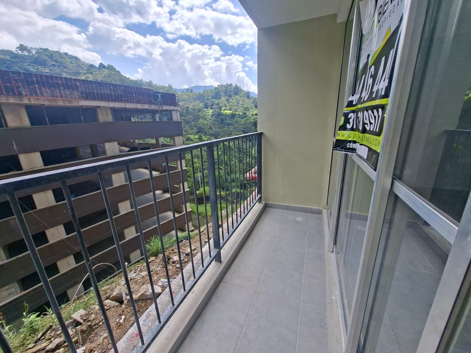 Apartamento en arriendo Loma de San José con 2 balcones