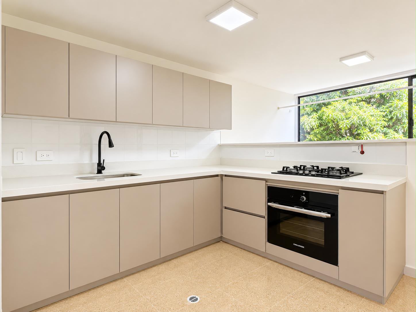 CASA EN ARRIENDO CERCA MALL ESTE