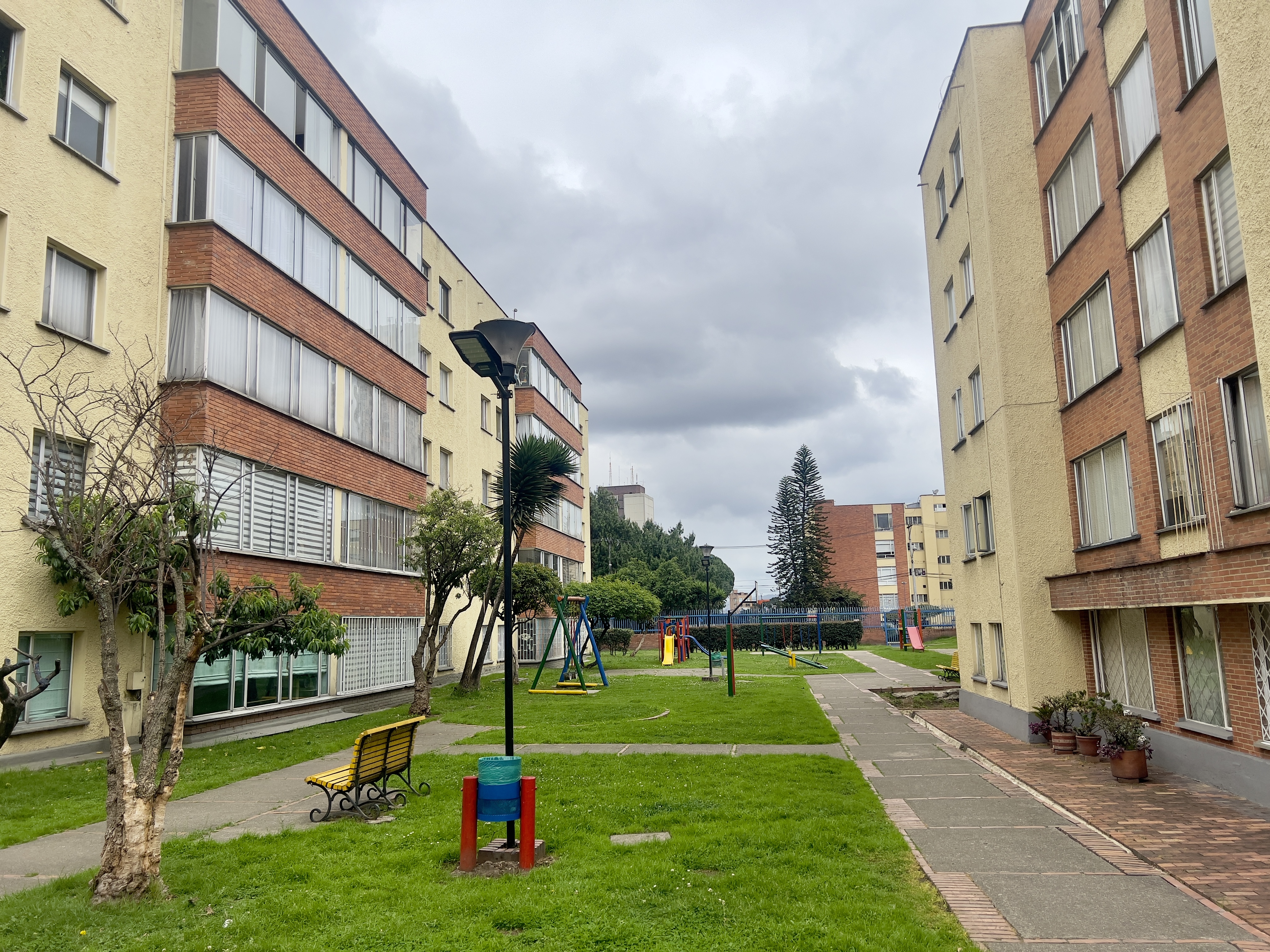 Venta Apto Exterior Usatama, 93 mts 3 Habitaciones + estudio