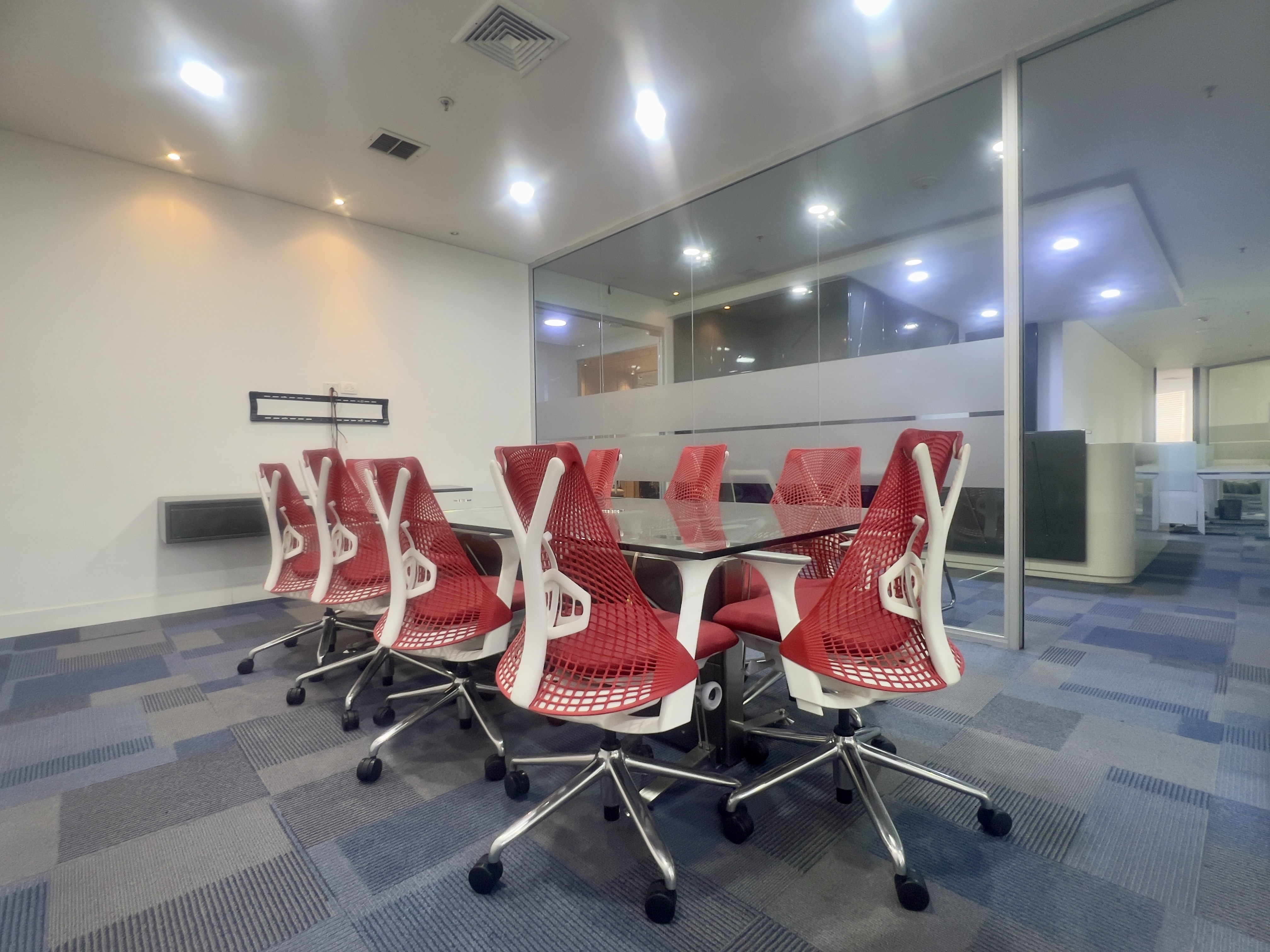 Arriendo Oficina Centro Empresarial Santa Bárbara 308 mts amoblada.