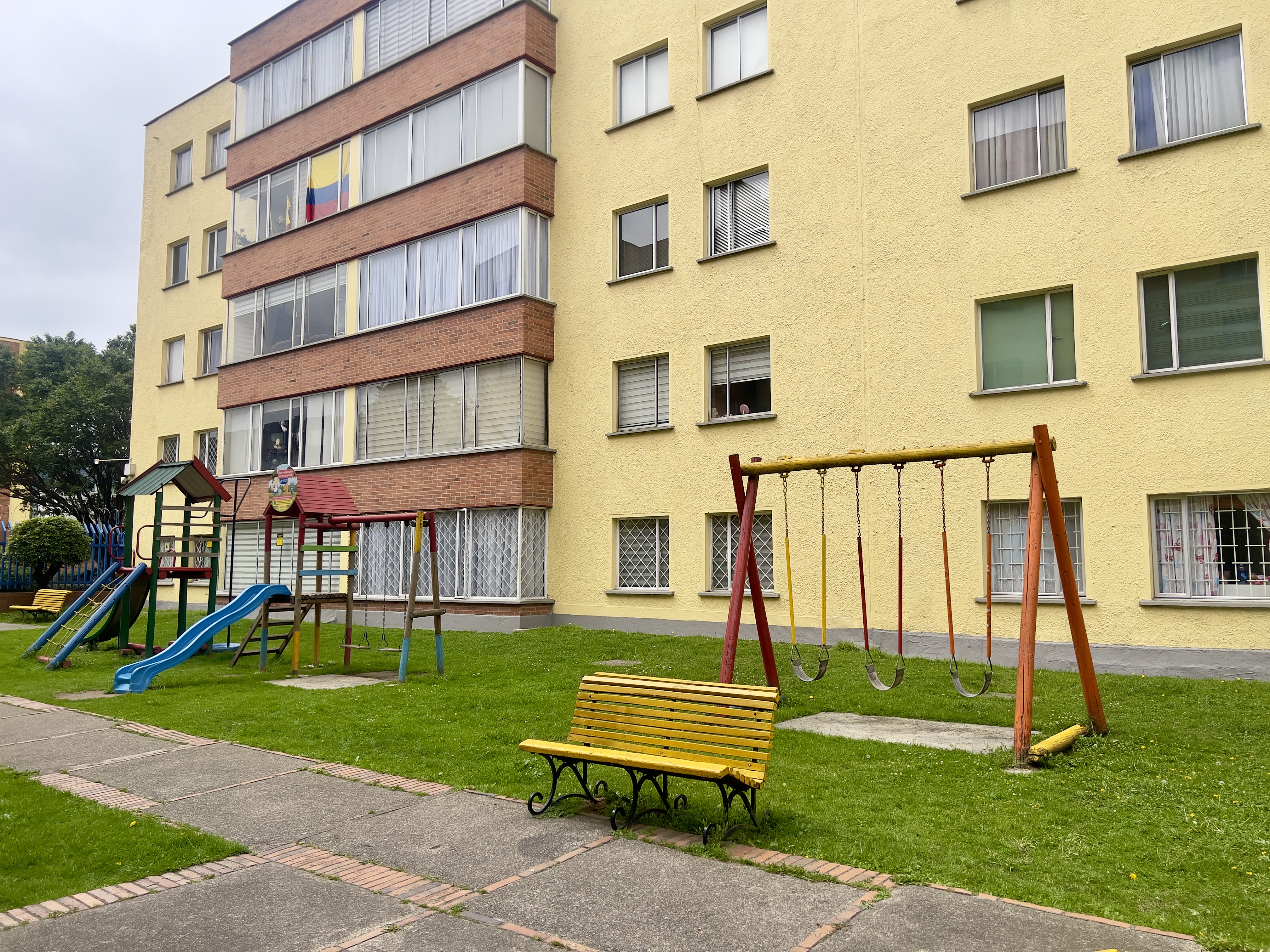 Venta Apto Exterior Usatama, 93 mts 3 Habitaciones + estudio