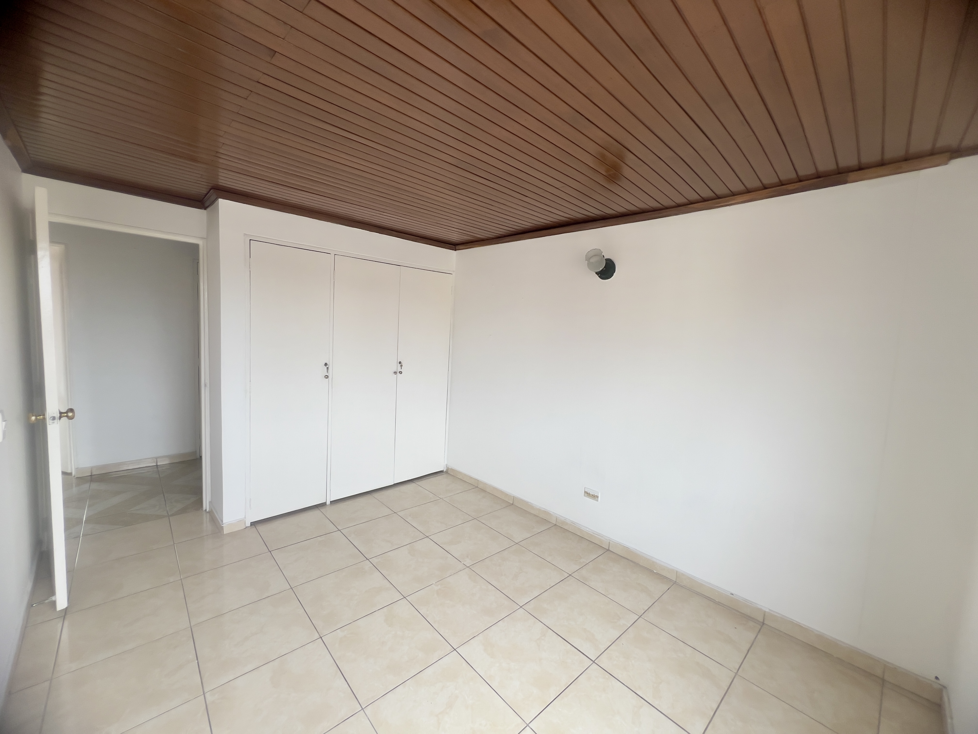 Venta Apto Exterior Usatama, 93 mts 3 Habitaciones + estudio