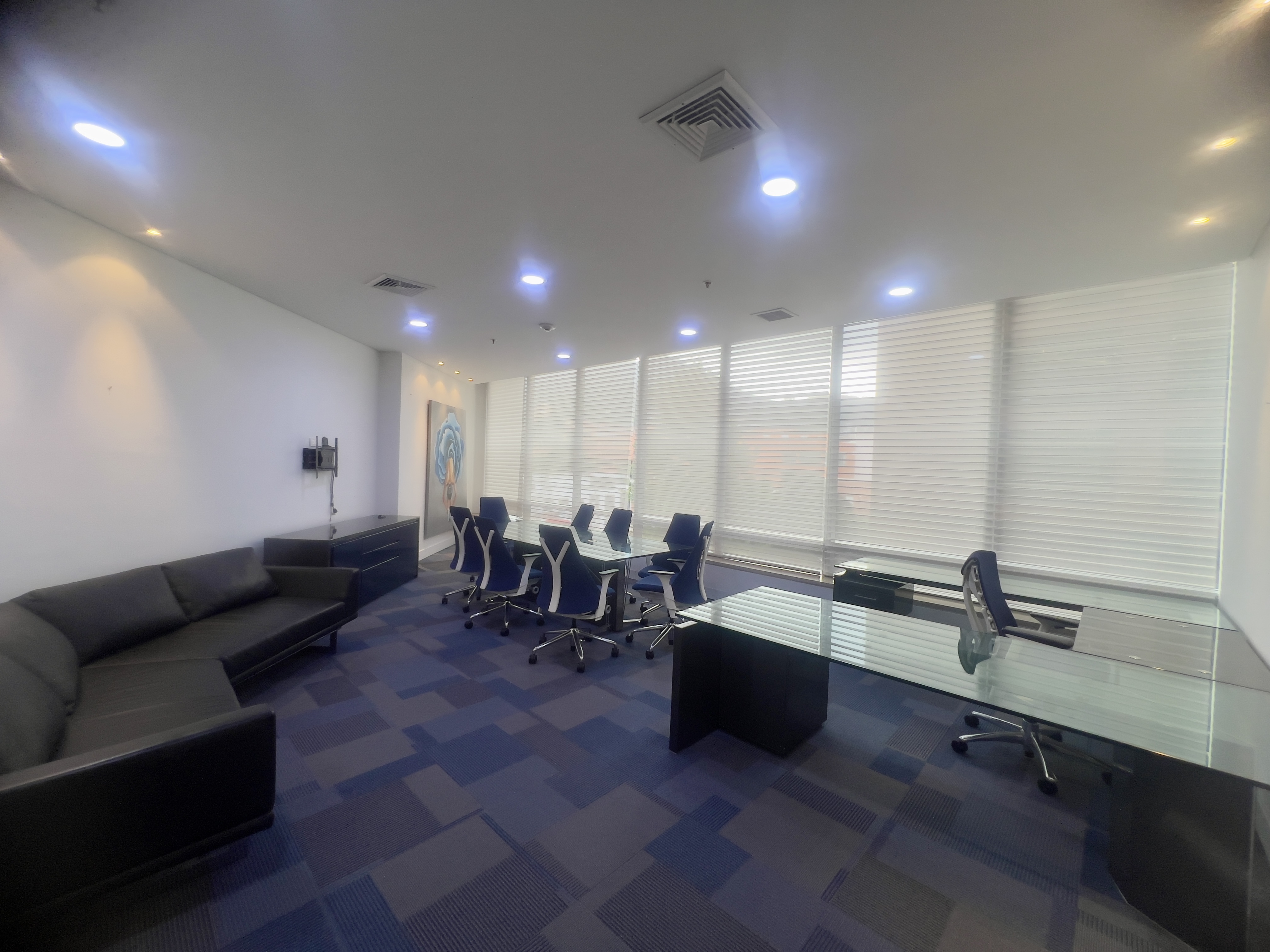 Arriendo Oficina Centro Empresarial Santa Bárbara 308 mts amoblada.
