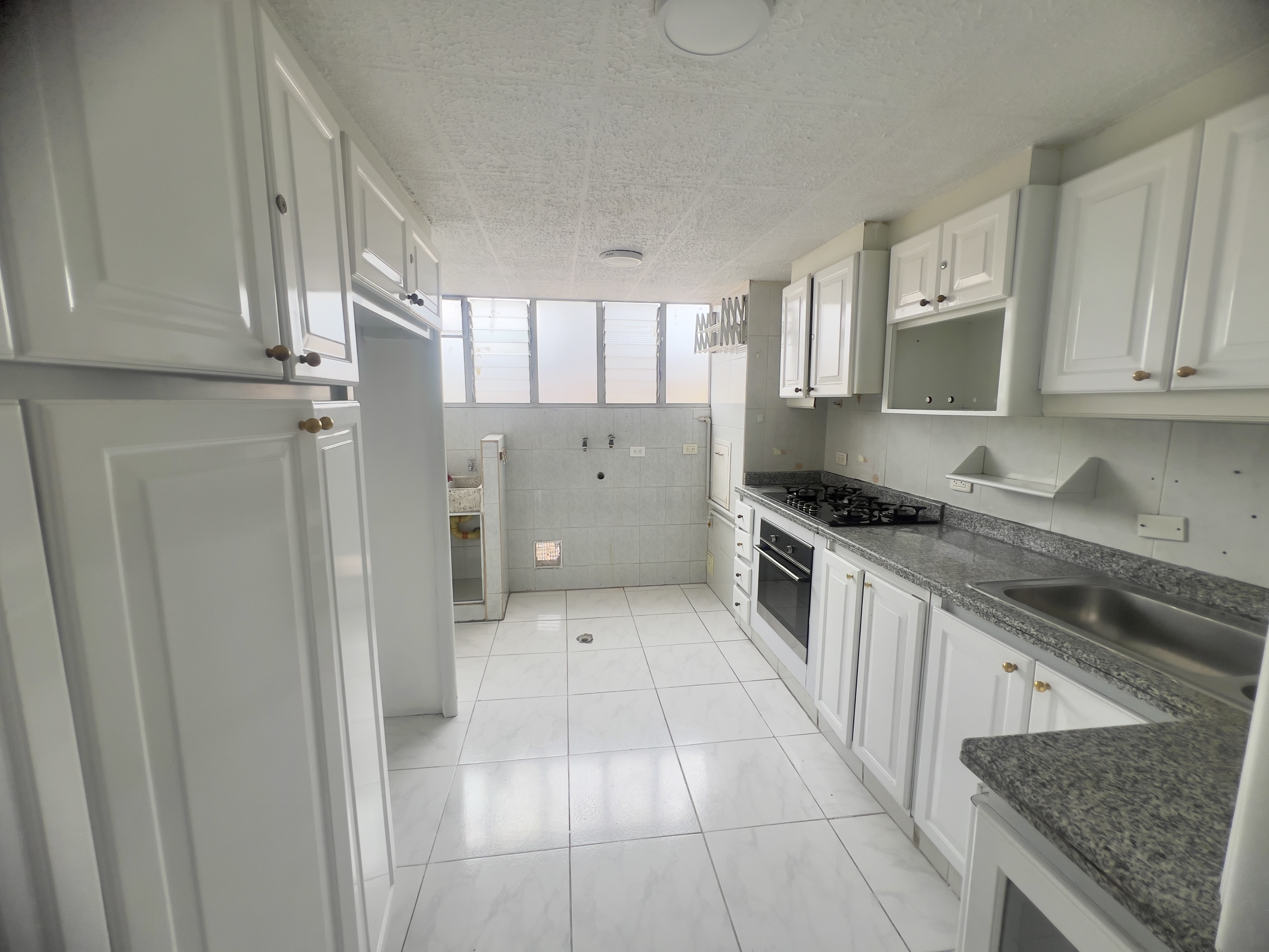 Venta Apto Exterior Usatama, 93 mts 3 Habitaciones + estudio