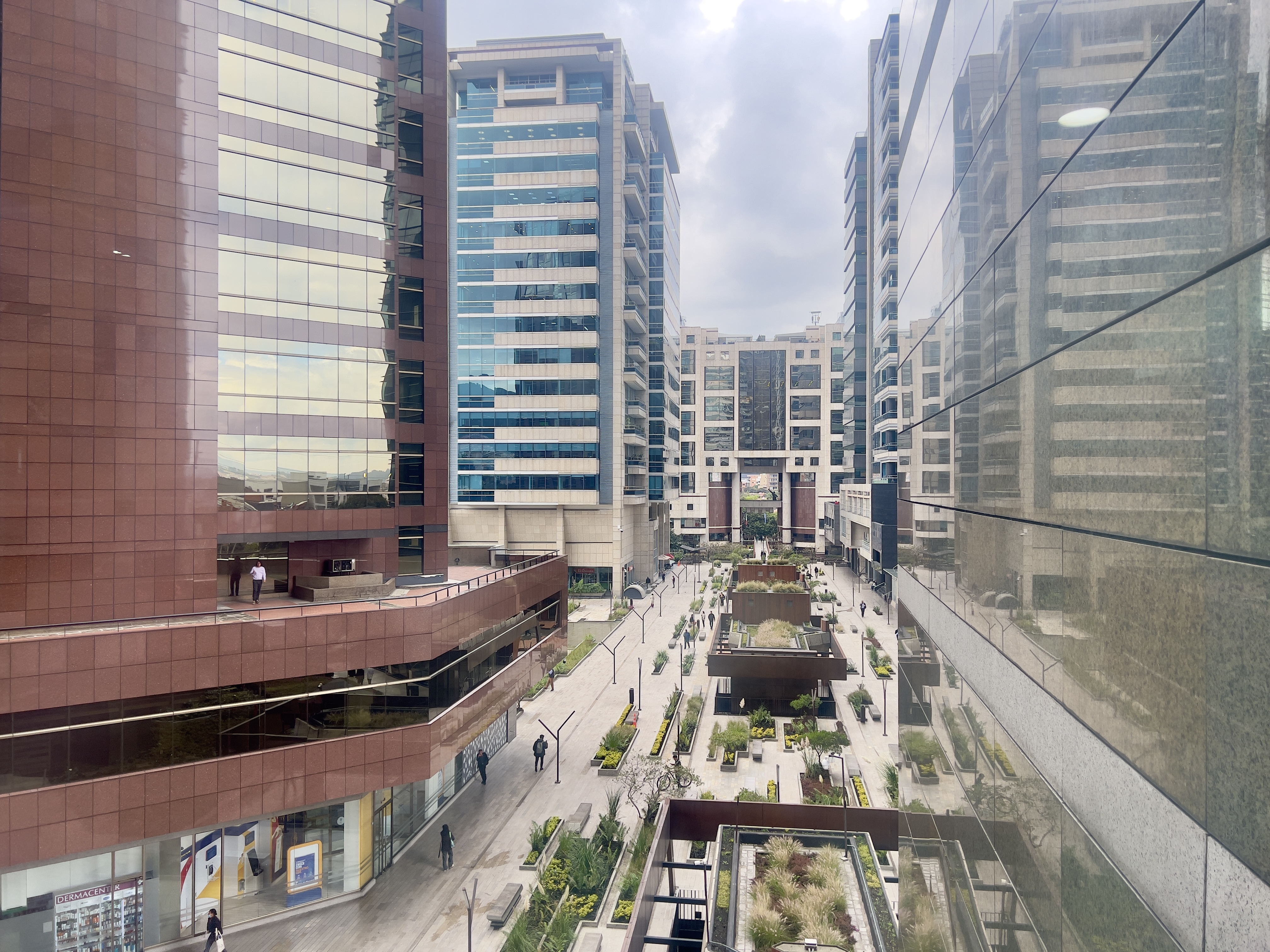 Arriendo Oficina Centro Empresarial Santa Bárbara 308 mts amoblada.