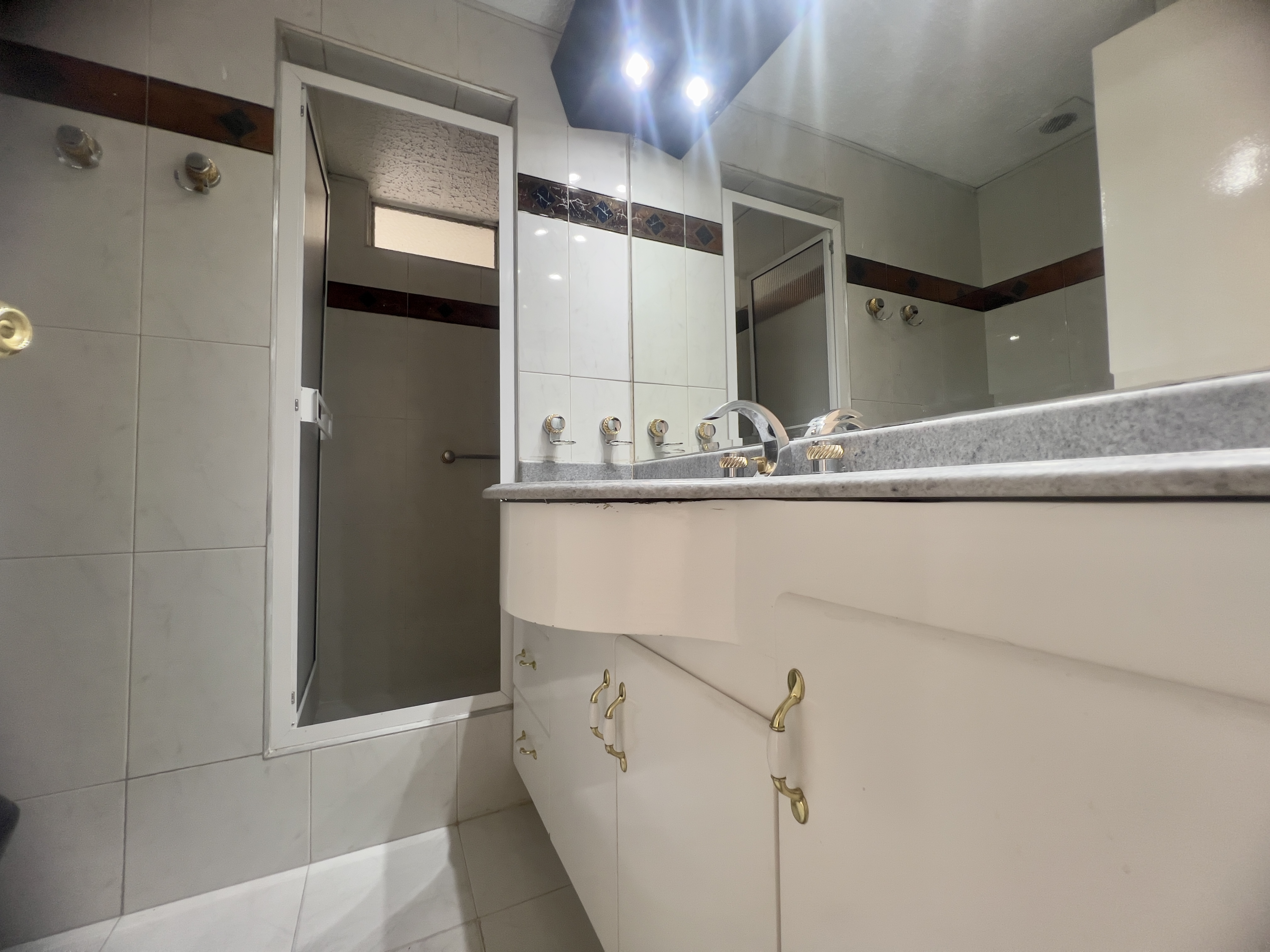 Venta Apto Exterior Usatama, 93 mts 3 Habitaciones + estudio