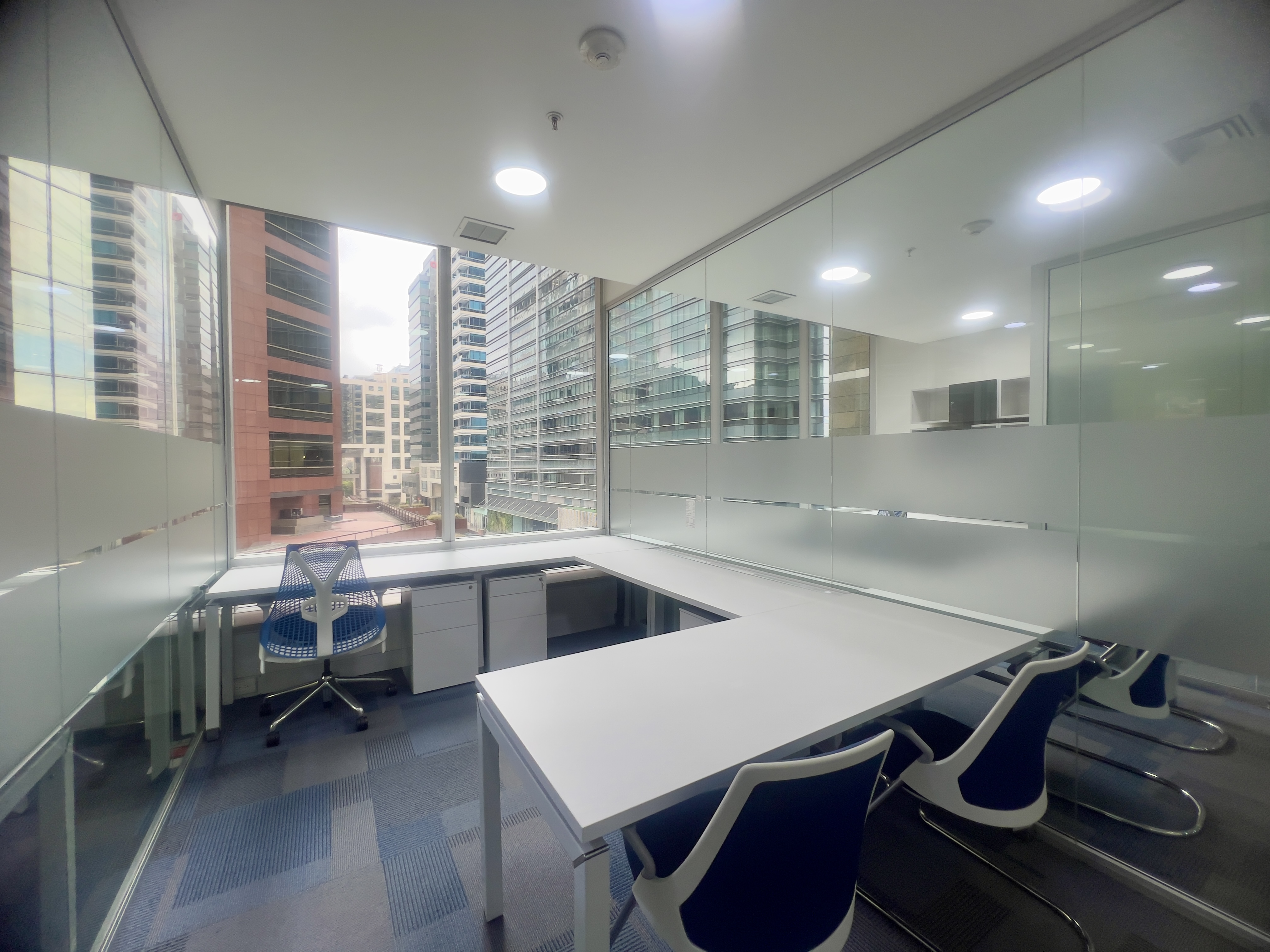 Arriendo Oficina Centro Empresarial Santa Bárbara 308 mts amoblada.