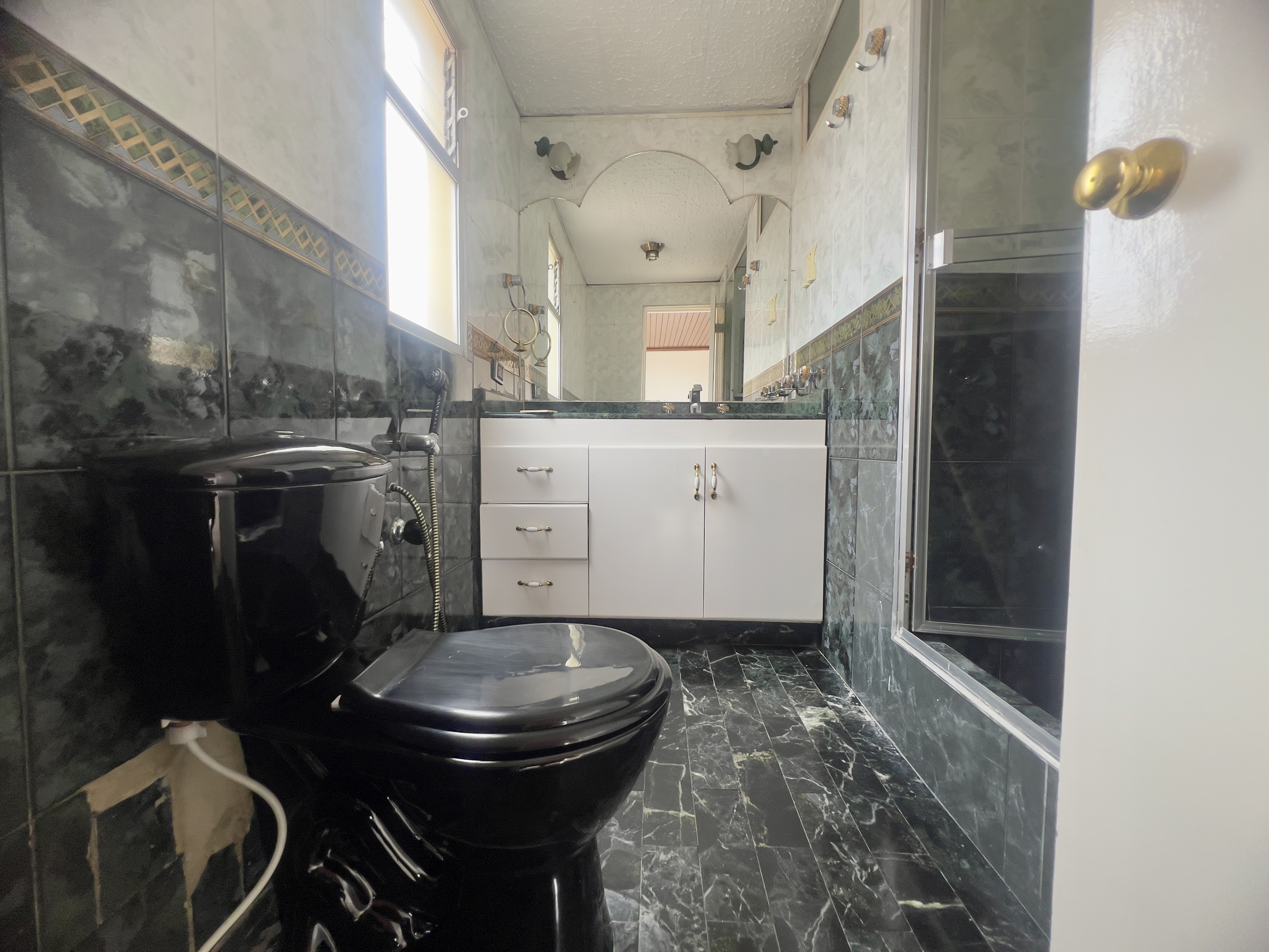 Venta Apto Exterior Usatama, 93 mts 3 Habitaciones + estudio