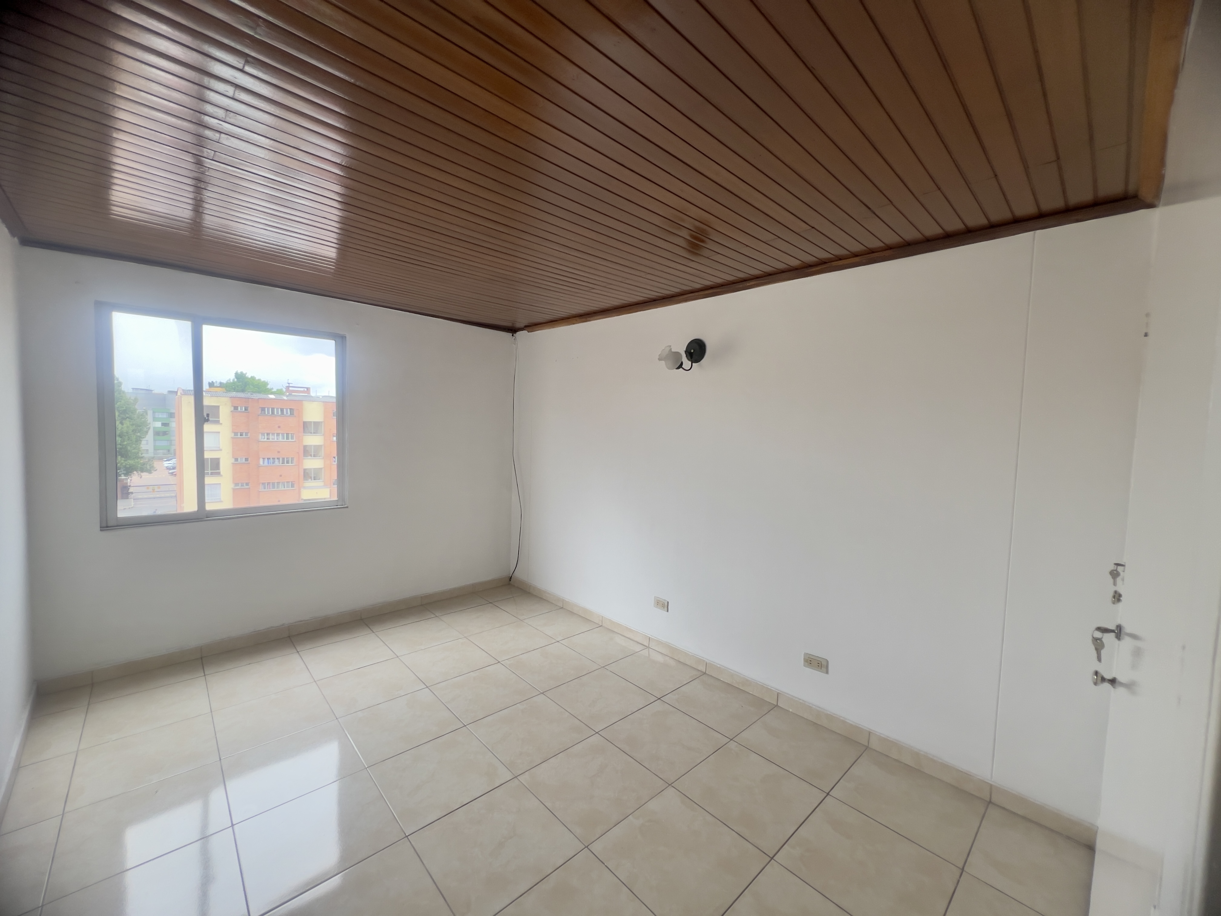 Venta Apto Exterior Usatama, 93 mts 3 Habitaciones + estudio