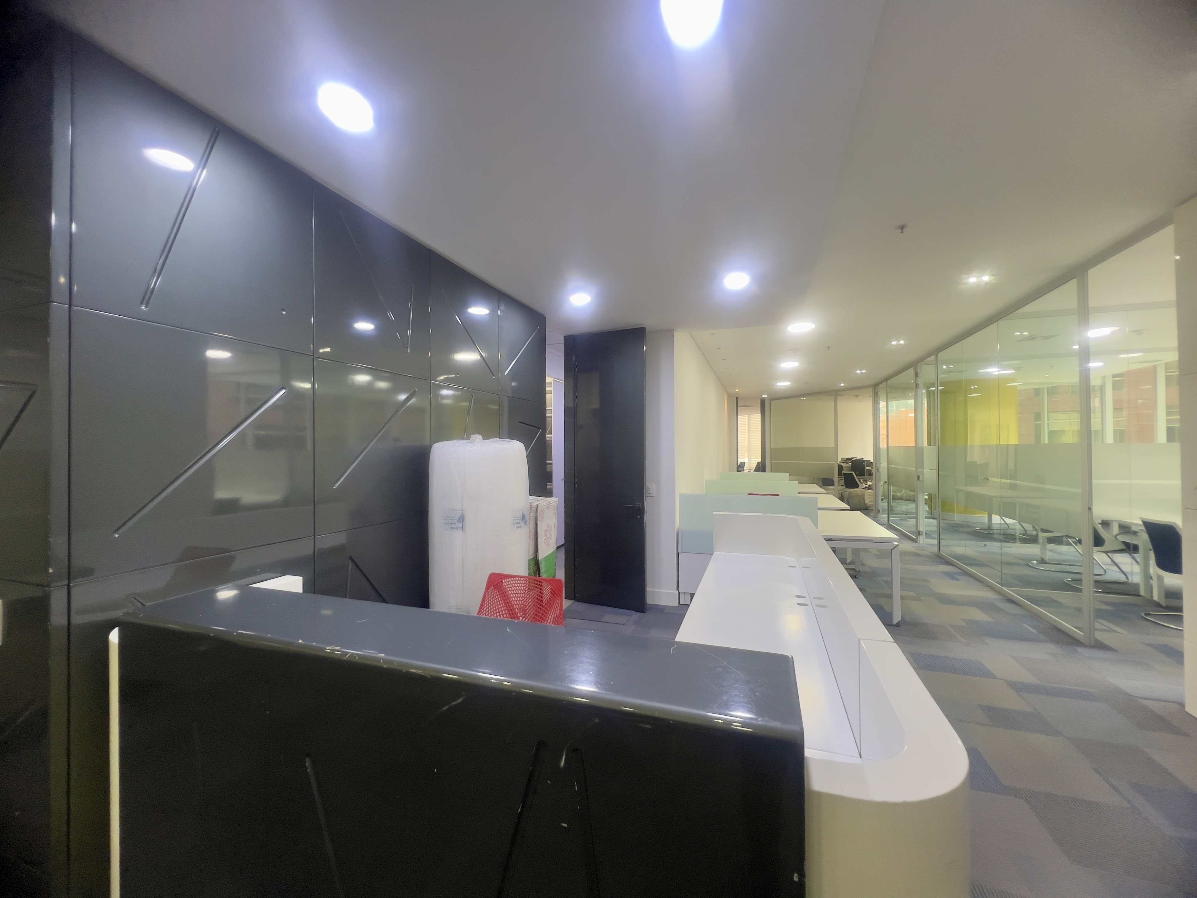 Arriendo Oficina Centro Empresarial Santa Bárbara 308 mts amoblada.