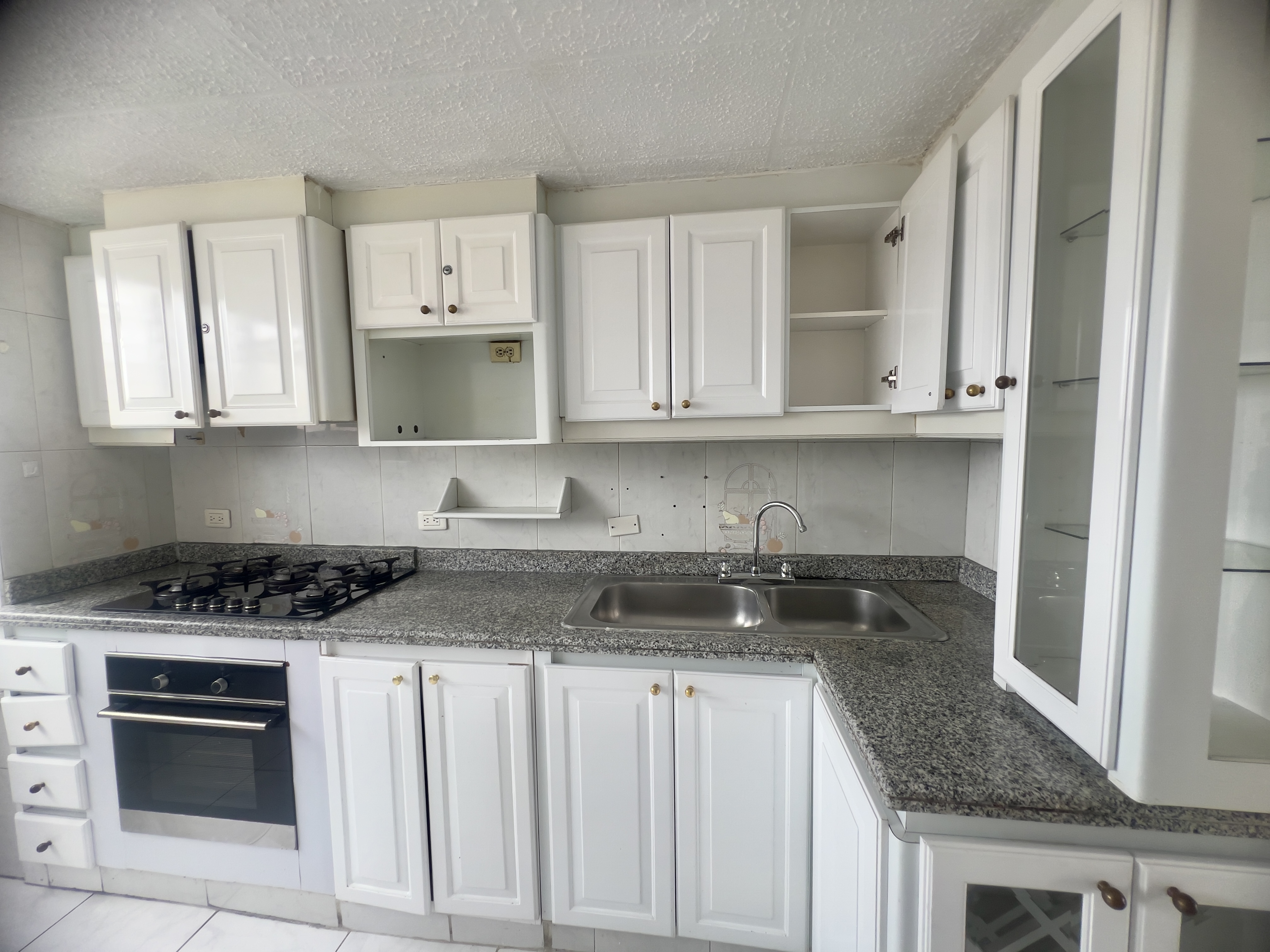 Venta Apto Exterior Usatama, 93 mts 3 Habitaciones + estudio