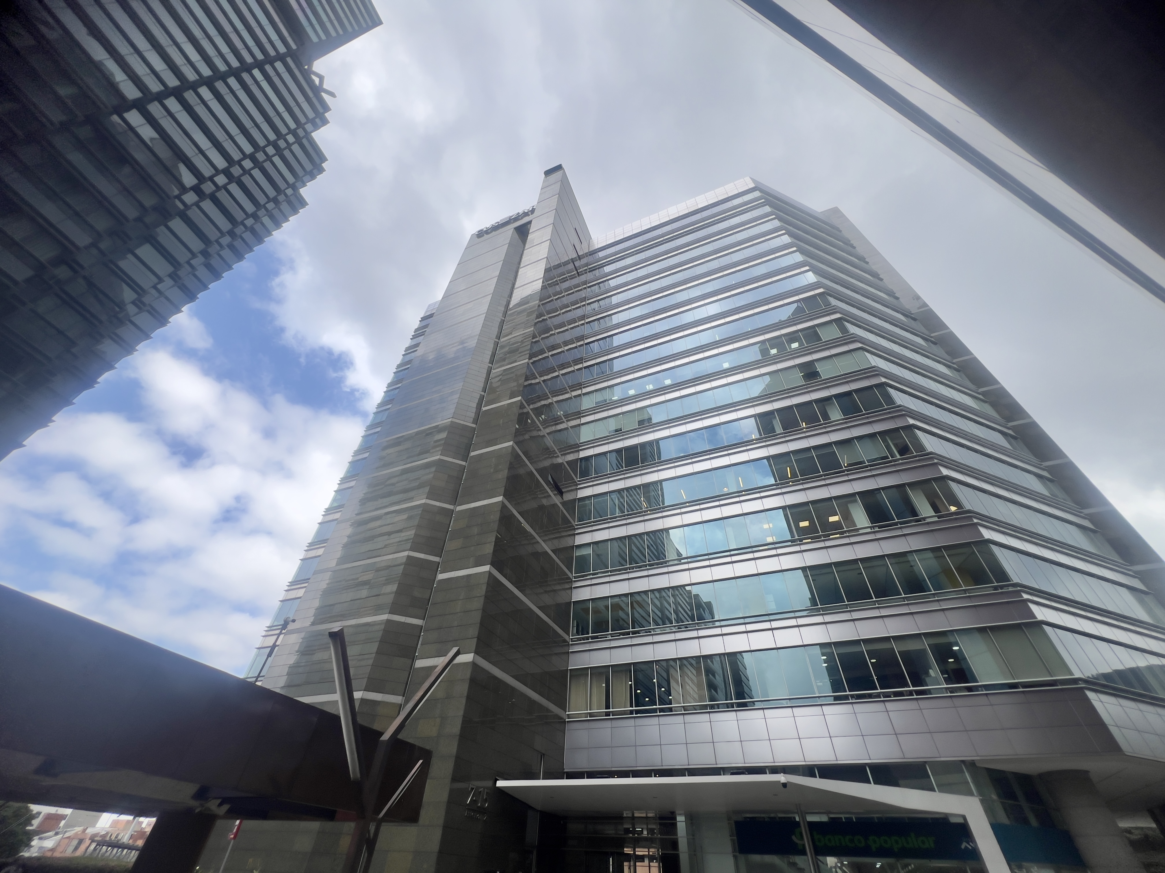 Arriendo Oficina Centro Empresarial Santa Bárbara 308 mts amoblada.