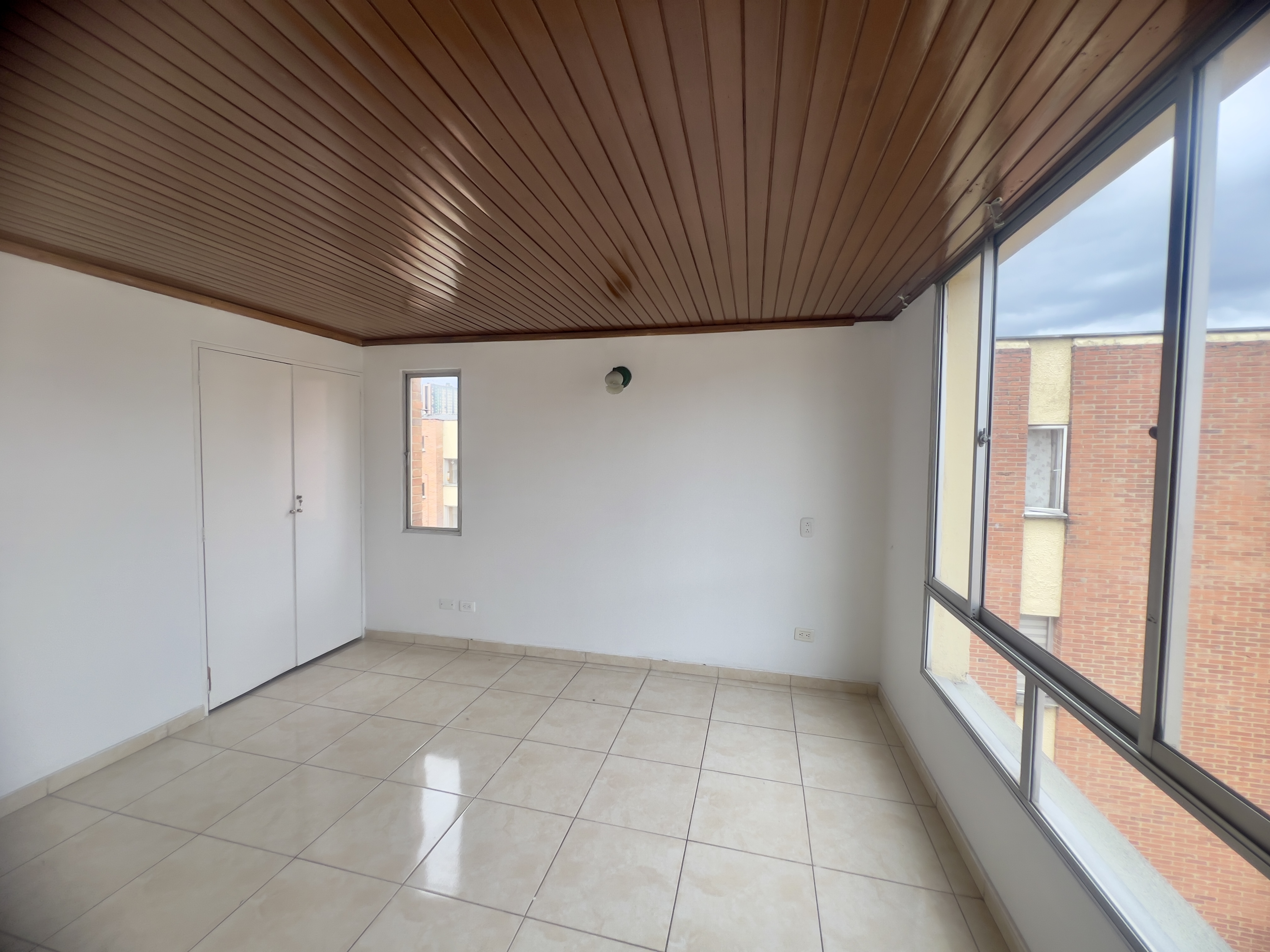 Venta Apto Exterior Usatama, 93 mts 3 Habitaciones + estudio