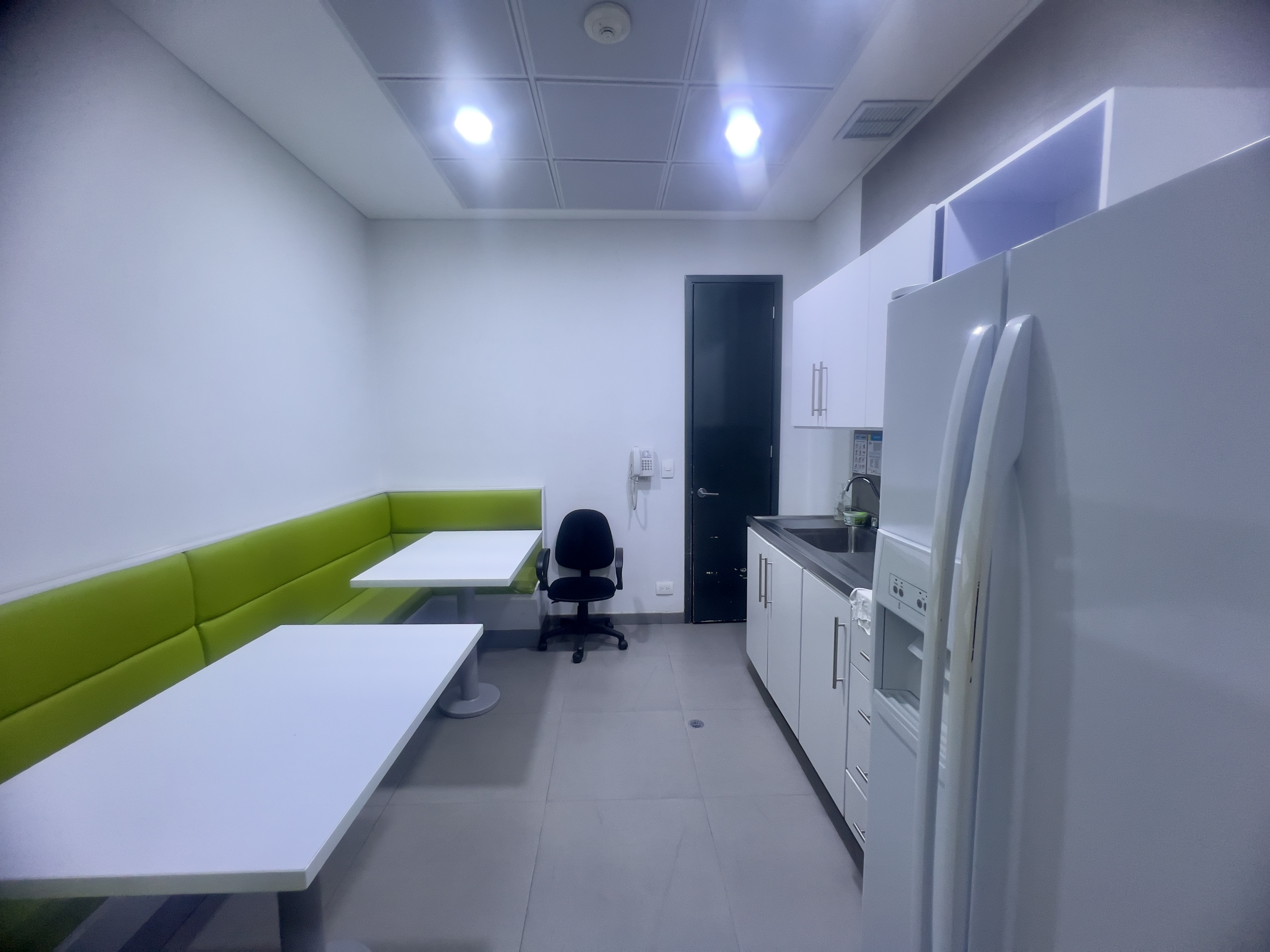 Arriendo Oficina Centro Empresarial Santa Bárbara 308 mts amoblada.