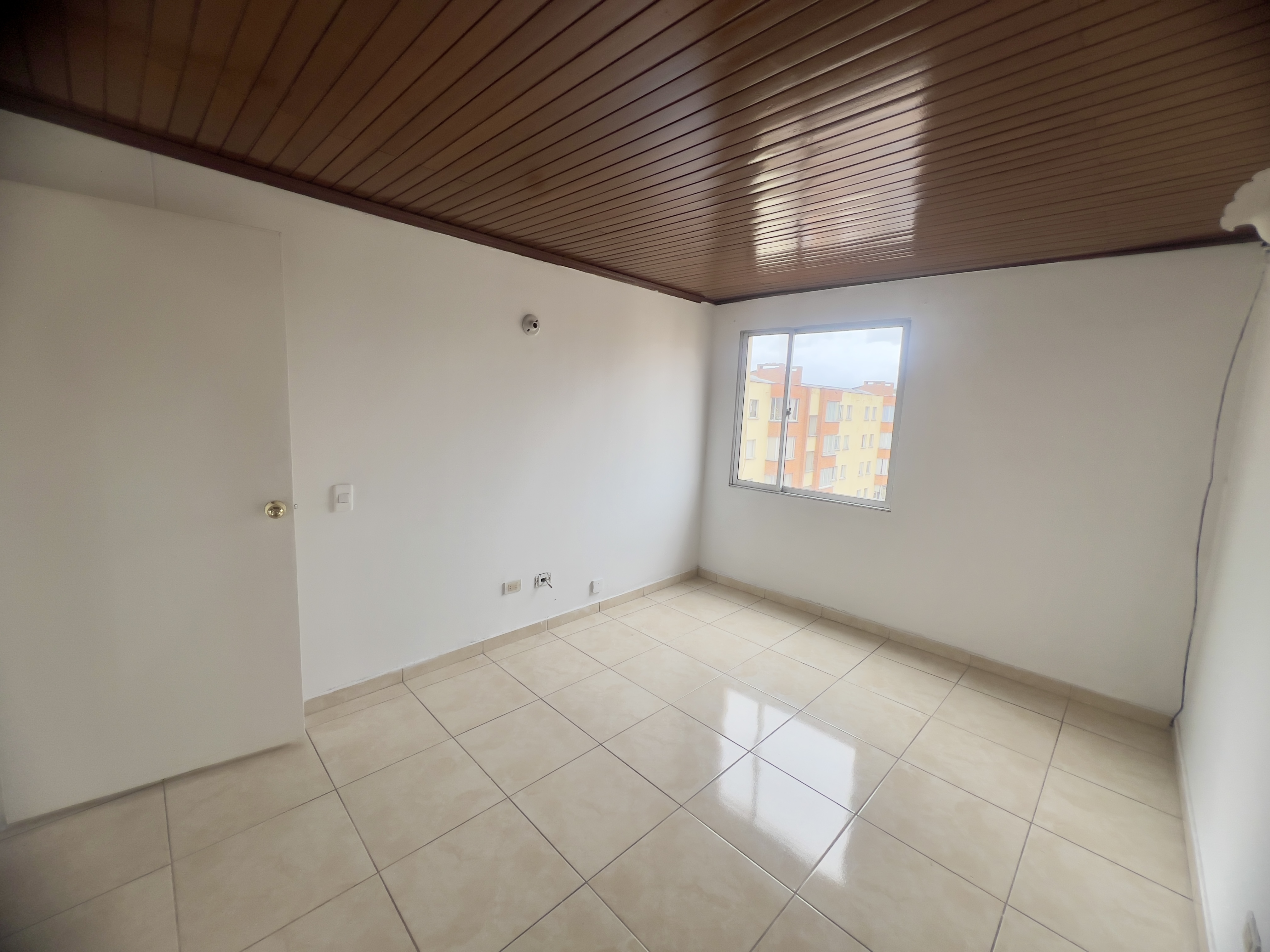 Venta Apto Exterior Usatama, 93 mts 3 Habitaciones + estudio