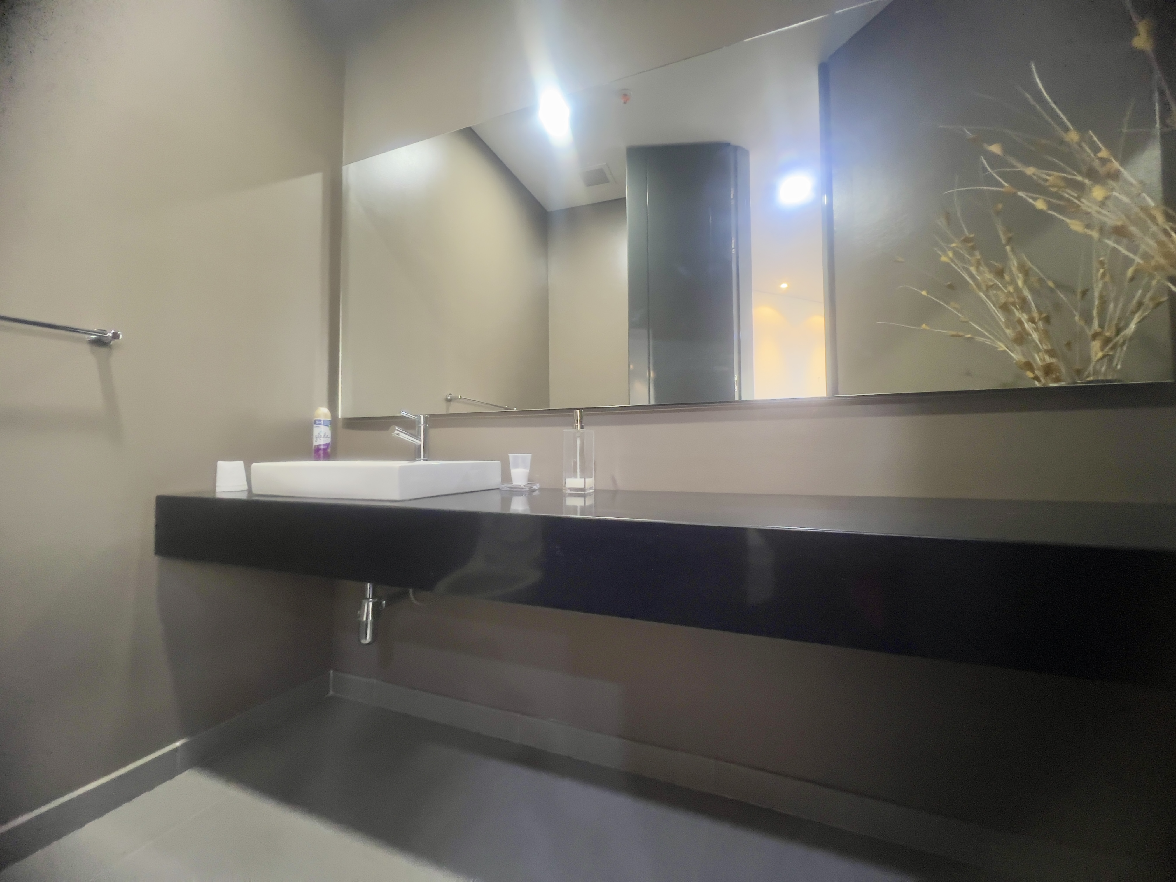 Arriendo Oficina Centro Empresarial Santa Bárbara 308 mts amoblada.