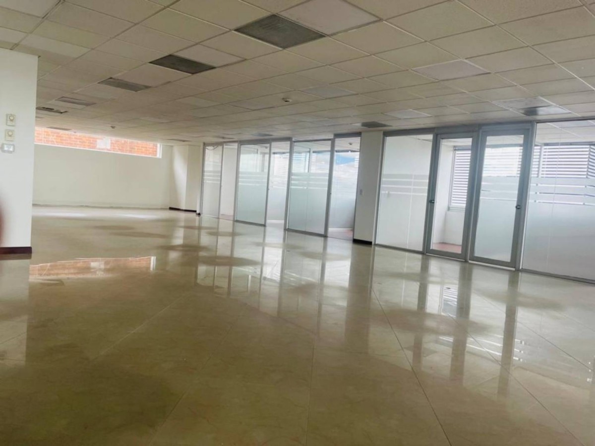 Oficina En Venta - Bosque De Pinos, Bogota