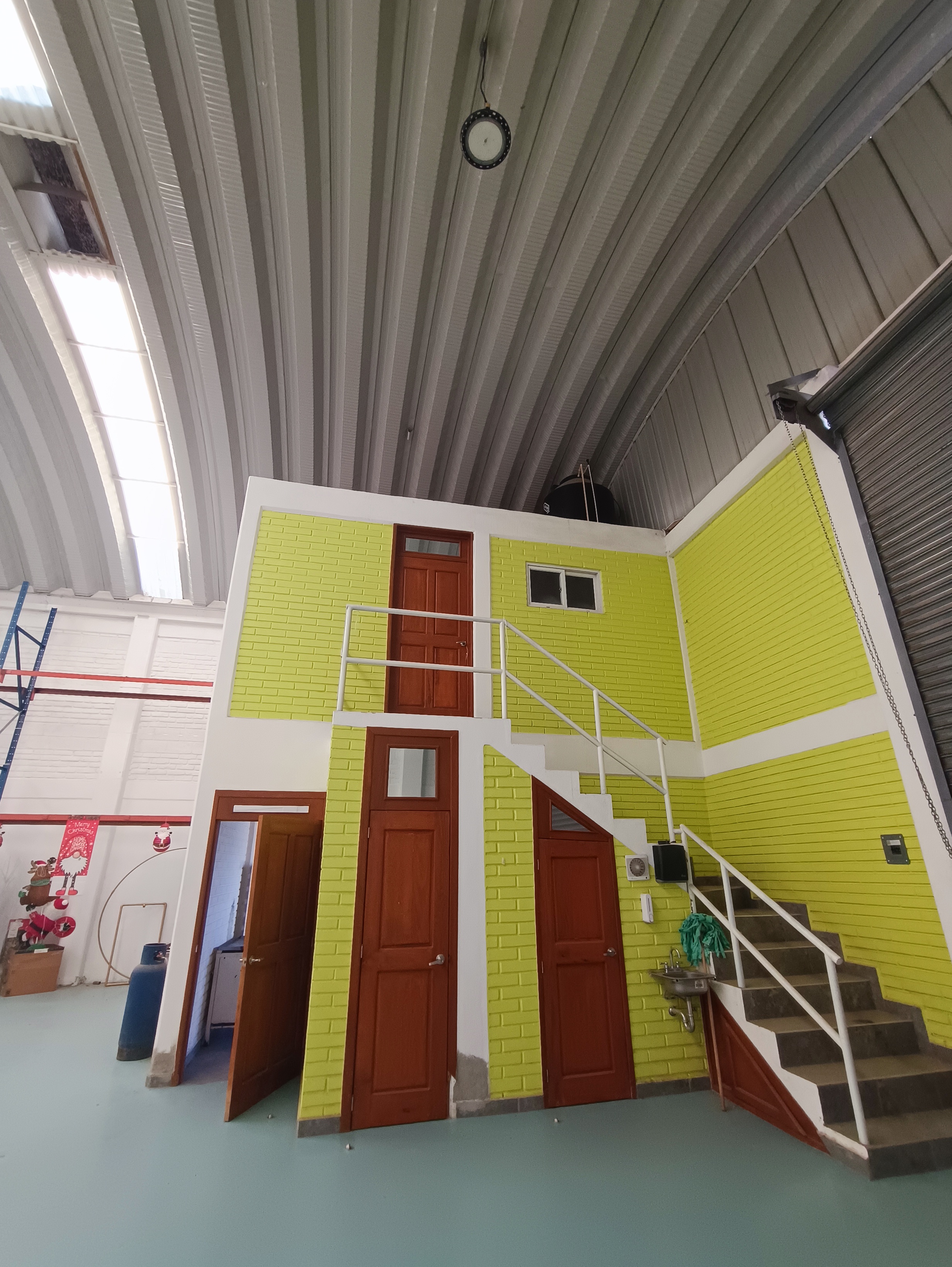 Bodega industrial con oficina en renta