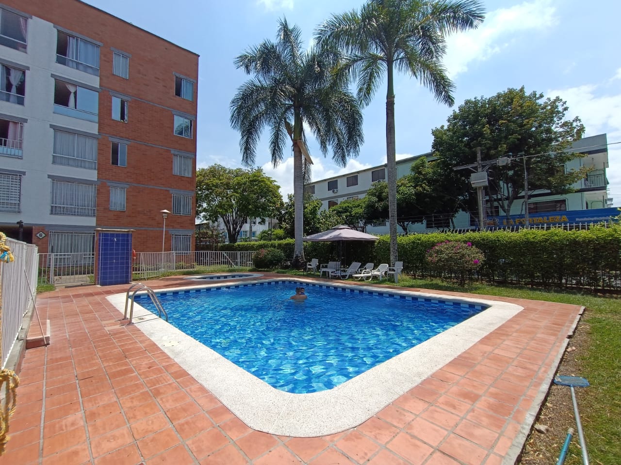 VENDO APARTAMENTO EN PISO 5 SIN ASCENSOR - EN CALICANTO