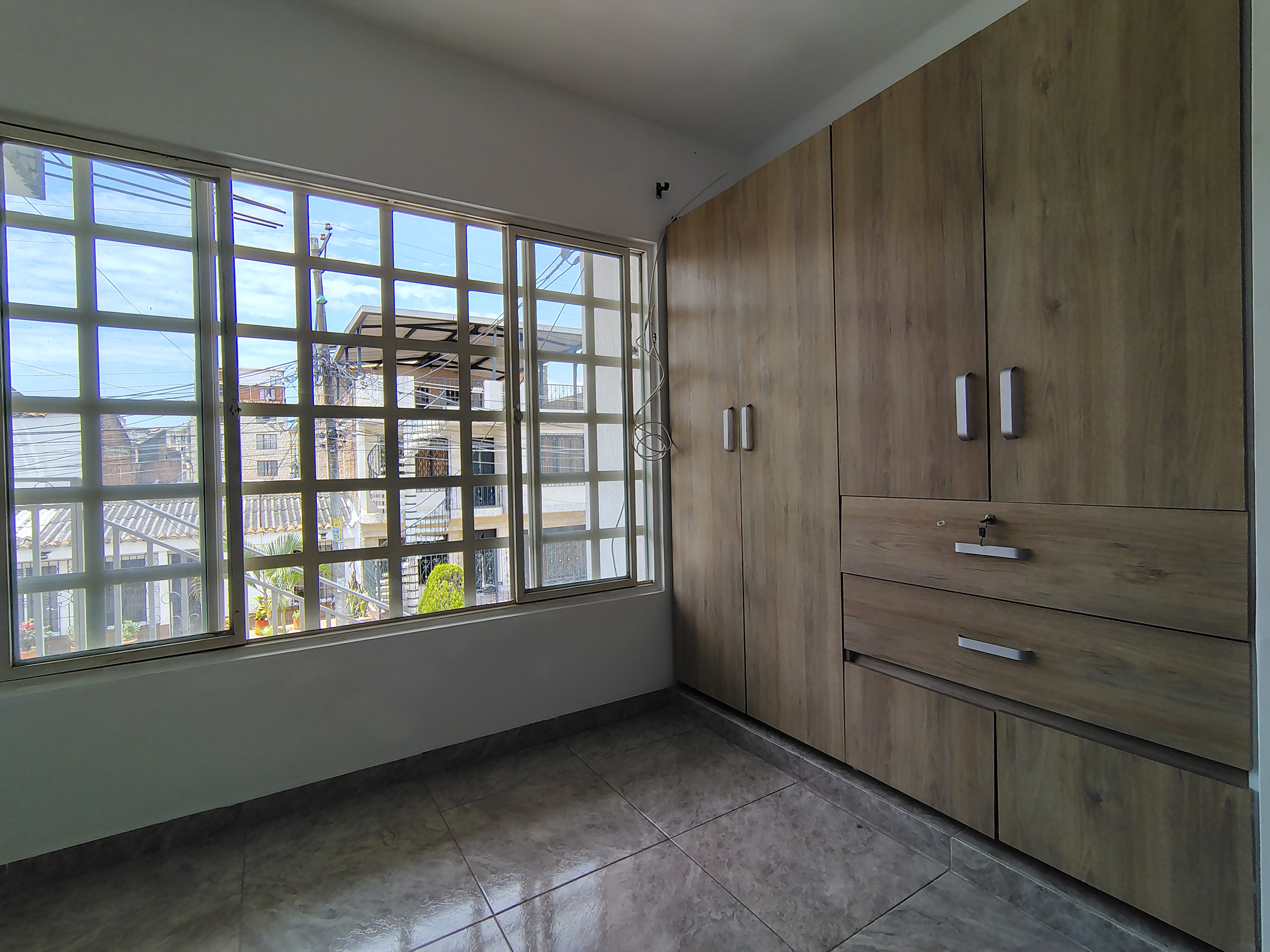 ARRIENDO ESTUDIO  EN EL BARRO OLIMPICO 202